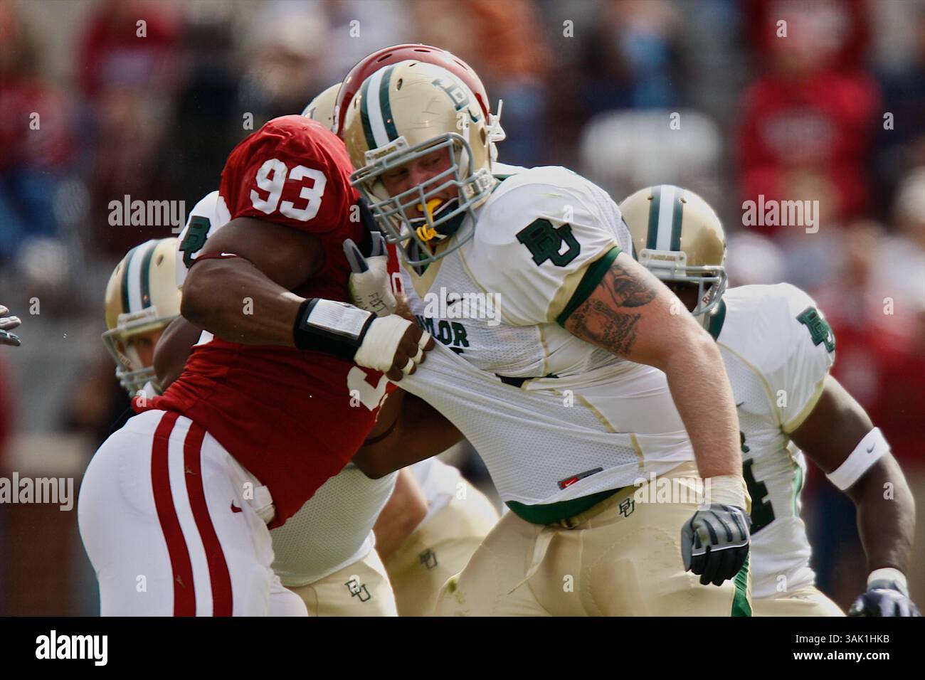 10. Oktober 2009: Baylor-Wachmann James Barnard #61 Blocks Oklahoma Defensive Tackle Gerald McCoy #93. Die Oklahoma Sooners besiegten die Baylor Bears mit 33:7, in Norman, OK. Richey Miller/CSM (Bild: © Richey Miller/Cal Sport Media/ZUMA Press) Stockfoto