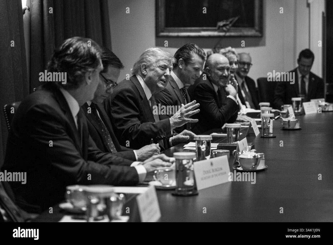 Präsident Donald Trump hält am Donnerstag, den 10. April 2025, eine Kabinettssitzung im Kabinettssaal ab. (Offizielles Foto des Weißen Hauses von Molly Roberts) Stockfoto