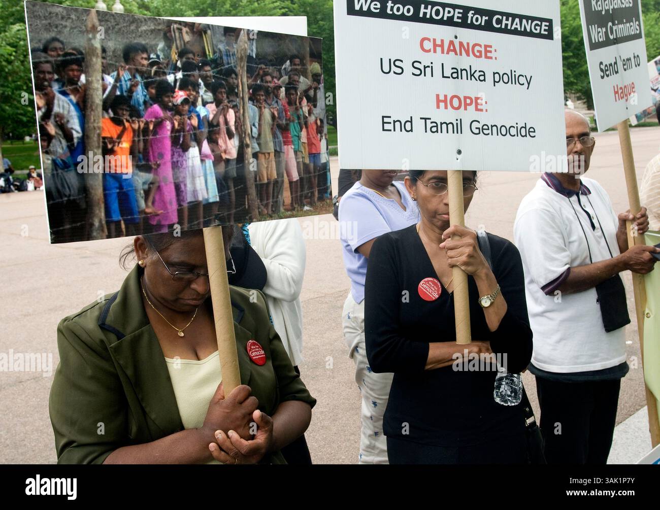 24. Mai 2009 - Washington, District of Columbia, USA - Tamil-Sympathisanten demonstrieren vor dem Weißen Haus in Washington, D.C. Sonntag, 24. Mai 2009, und rufen Präsident Obama auf, den ethnischen Konflikt in Sri Lanka zu beenden. (Foto: © Pete Marovich/ZUMA Press) Stockfoto