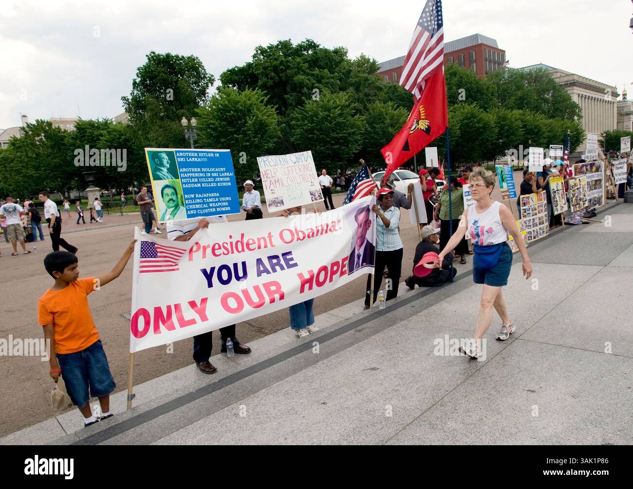 24. Mai 2009 - Washington, District of Columbia, USA - Tamil-Sympathisanten demonstrieren vor dem Weißen Haus in Washington, D.C. Sonntag, 24. Mai 2009, und rufen Präsident Obama auf, den ethnischen Konflikt in Sri Lanka zu beenden. (Foto: © Pete Marovich/ZUMA Press) Stockfoto