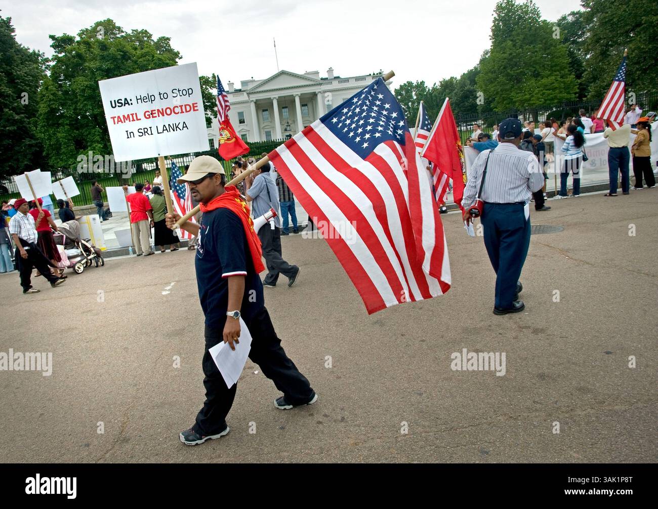 24. Mai 2009 - Washington, District of Columbia, USA - Tamil-Sympathisanten demonstrieren vor dem Weißen Haus in Washington, D.C. Sonntag, 24. Mai 2009, und rufen Präsident Obama auf, den ethnischen Konflikt in Sri Lanka zu beenden. (Foto: © Pete Marovich/ZUMA Press) Stockfoto