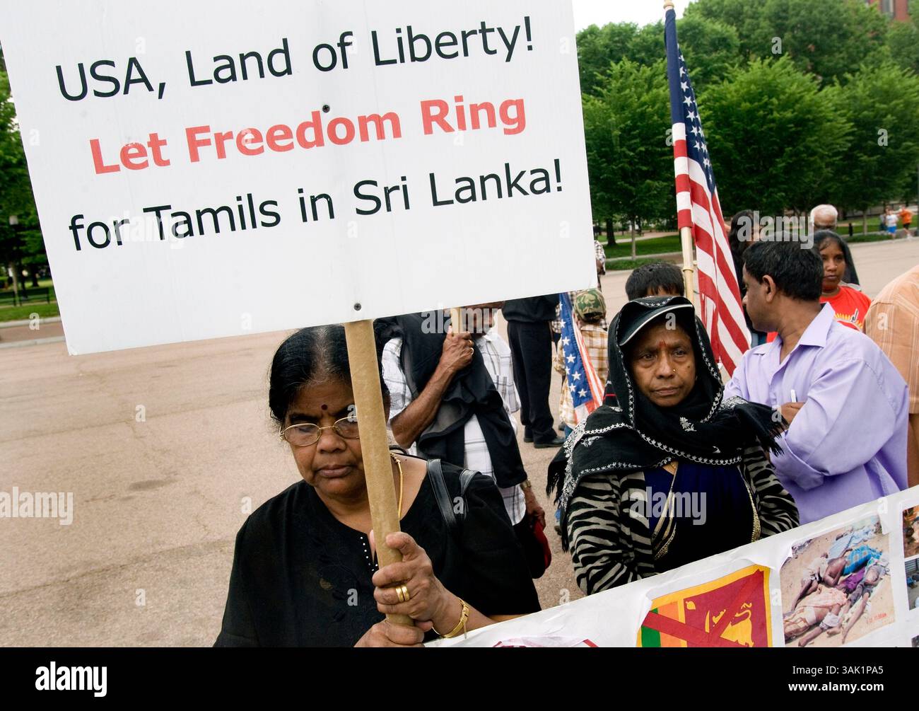 24. Mai 2009 - Washington, District of Columbia, USA - Tamil-Sympathisanten demonstrieren vor dem Weißen Haus in Washington, D.C. Sonntag, 24. Mai 2009, und rufen Präsident Obama auf, den ethnischen Konflikt in Sri Lanka zu beenden. (Foto: © Pete Marovich/ZUMA Press) Stockfoto