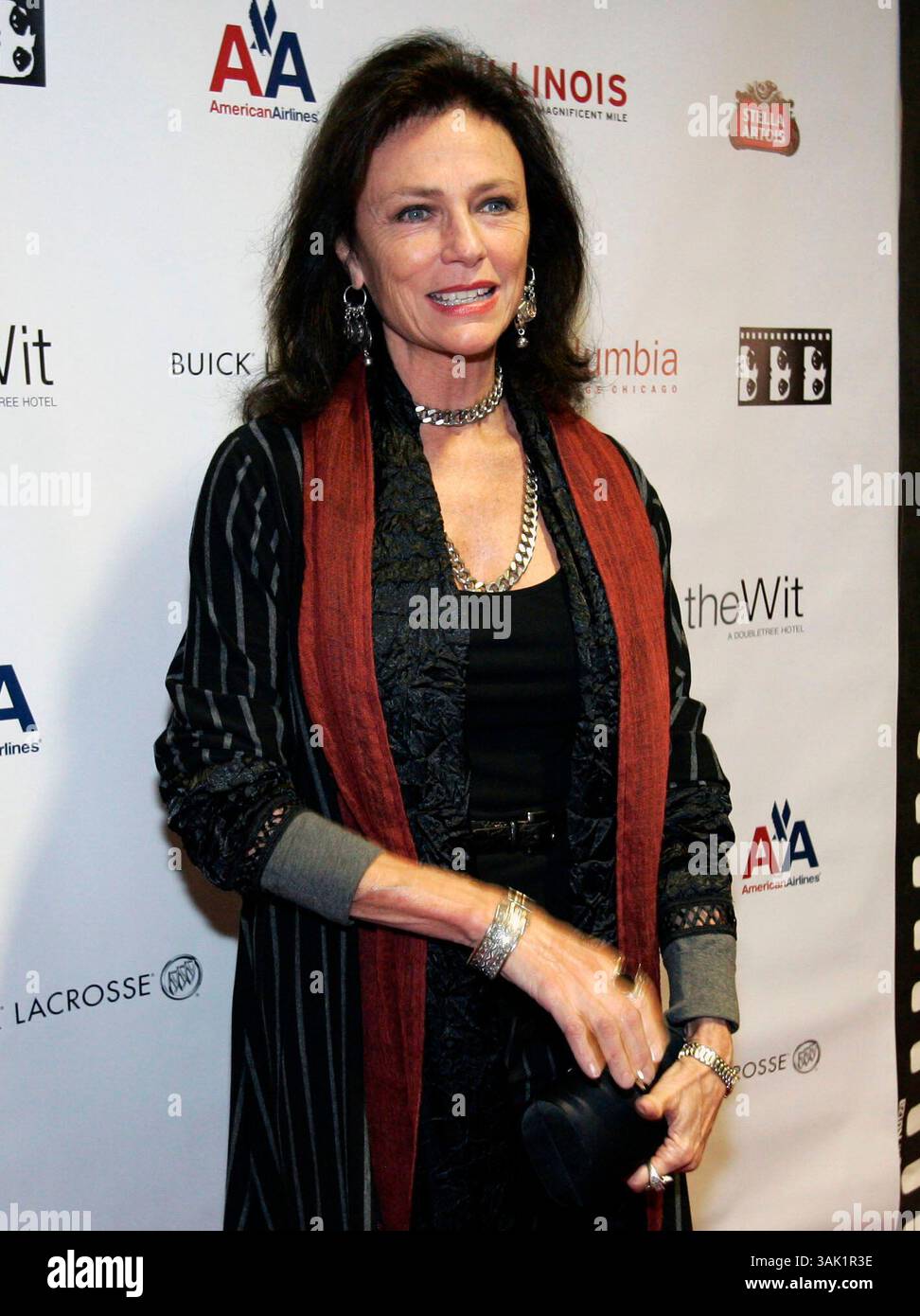 Oktober 2009 – Chicago, Illinois, USA – Schauspielerin und Juryleiterin JACQUELINE BISSET trifft auf dem roten Teppich der Eröffnungsnacht des 45. Chicago International Film Festivals im AMC River East 21 Theater in Chicago ein. (Bild: © Kamil Krzaczynski/ZUMA Press) Stockfoto