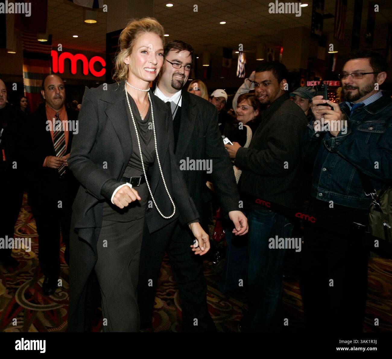 8. Oktober 2009 – Chicago, Illinois, USA – die Schauspielerin UMA THURMAN kommt auf dem roten Teppich der Eröffnungsnacht des 45. Chicago International Film Festivals im AMC River East 21 Theater in Chicago. (Bild: © Kamil Krzaczynski/ZUMA Press) Stockfoto