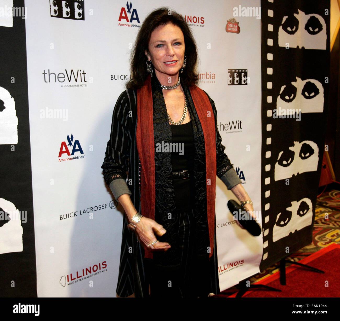 Oktober 2009 – Chicago, Illinois, USA – Schauspielerin und Juryleiterin JACQUELINE BISSET trifft auf dem roten Teppich der Eröffnungsnacht des 45. Chicago International Film Festivals im AMC River East 21 Theater in Chicago ein. (Bild: © Kamil Krzaczynski/ZUMA Press) Stockfoto