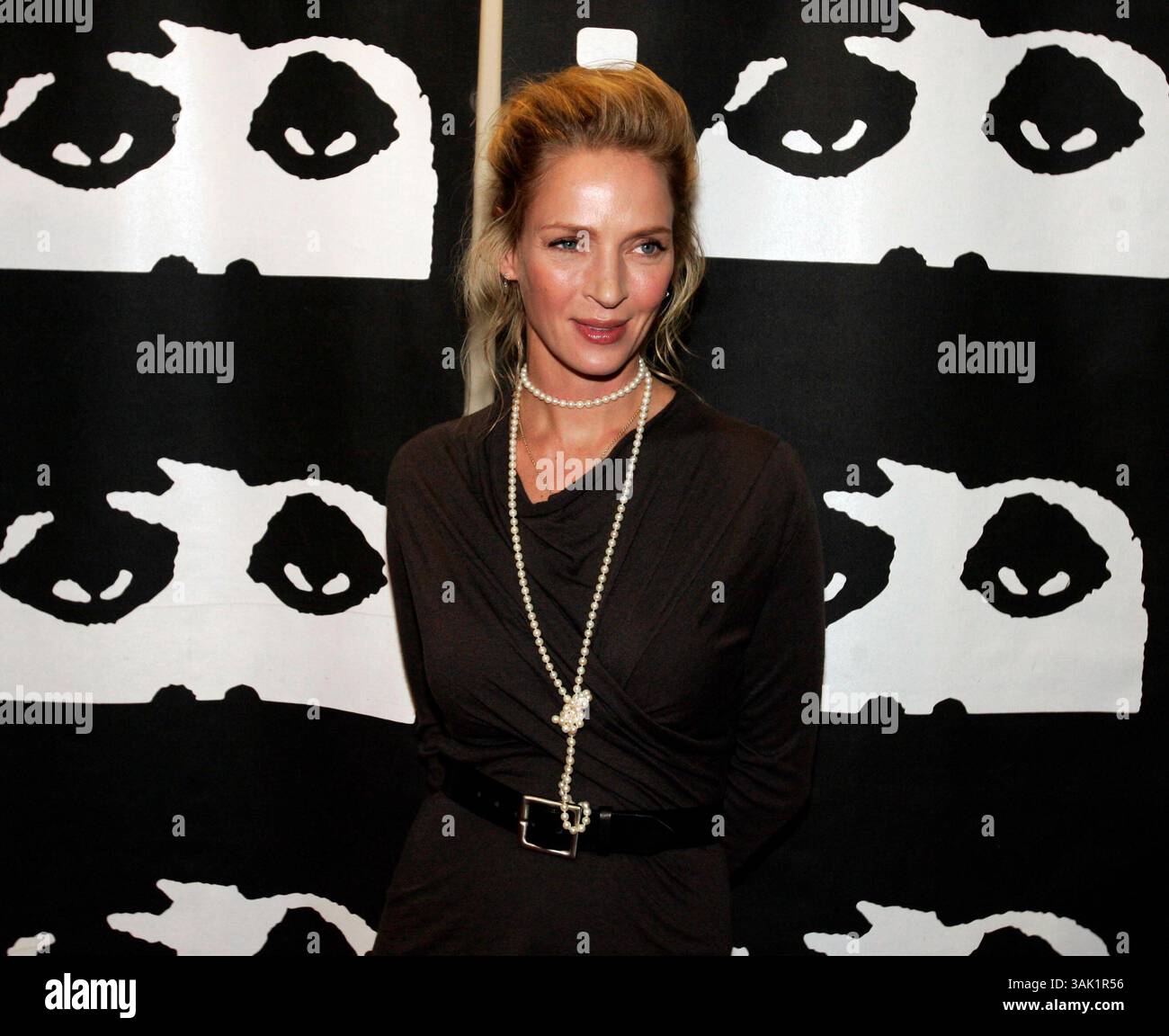 8. Oktober 2009 – Chicago, Illinois, USA – die Schauspielerin UMA THURMAN kommt auf dem roten Teppich der Eröffnungsnacht des 45. Chicago International Film Festivals im AMC River East 21 Theater in Chicago. (Bild: © Kamil Krzaczynski/ZUMA Press) Stockfoto