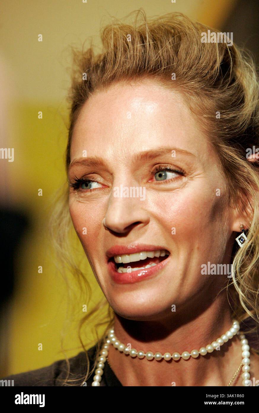 8. Oktober 2009 – Chicago, Illinois, USA – die Schauspielerin UMA THURMAN kommt auf dem roten Teppich der Eröffnungsnacht des 45. Chicago International Film Festivals im AMC River East 21 Theater in Chicago. (Bild: © Kamil Krzaczynski/ZUMA Press) Stockfoto