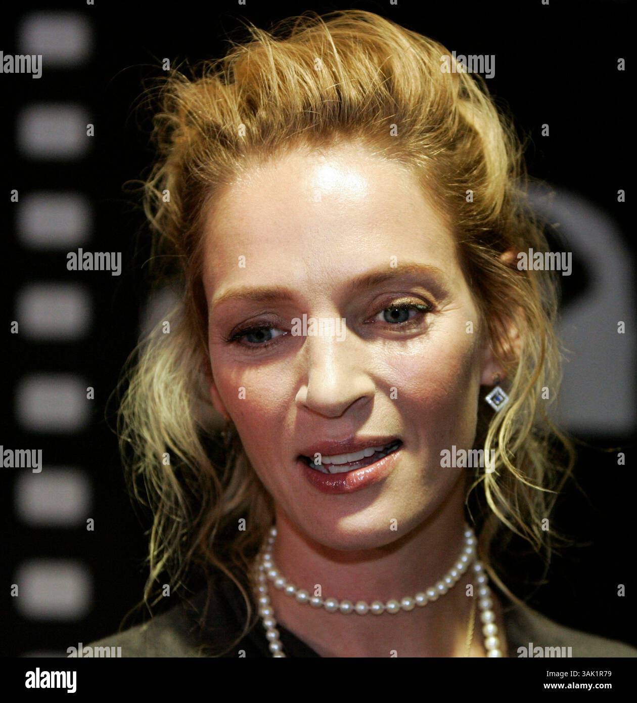 8. Oktober 2009 – Chicago, Illinois, USA – die Schauspielerin UMA THURMAN kommt auf dem roten Teppich der Eröffnungsnacht des 45. Chicago International Film Festivals im AMC River East 21 Theater in Chicago. (Bild: © Kamil Krzaczynski/ZUMA Press) Stockfoto