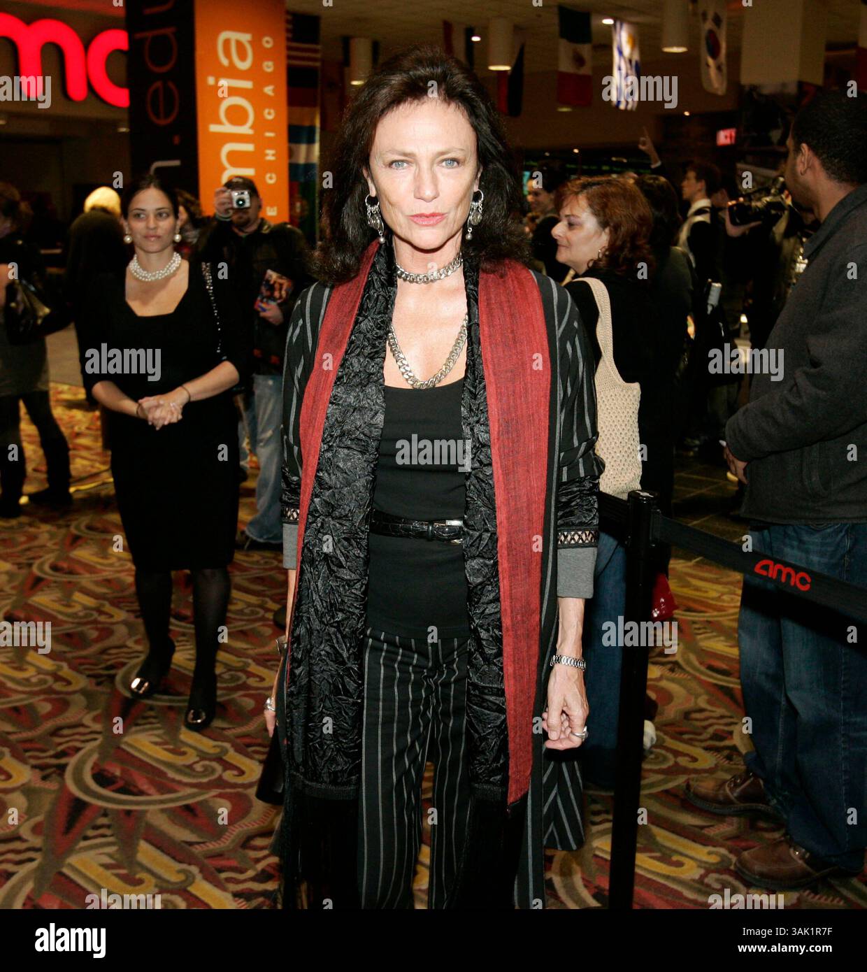 Oktober 2009 – Chicago, Illinois, USA – Schauspielerin und Juryleiterin JACQUELINE BISSET trifft auf dem roten Teppich der Eröffnungsnacht des 45. Chicago International Film Festivals im AMC River East 21 Theater in Chicago ein. (Bild: © Kamil Krzaczynski/ZUMA Press) Stockfoto