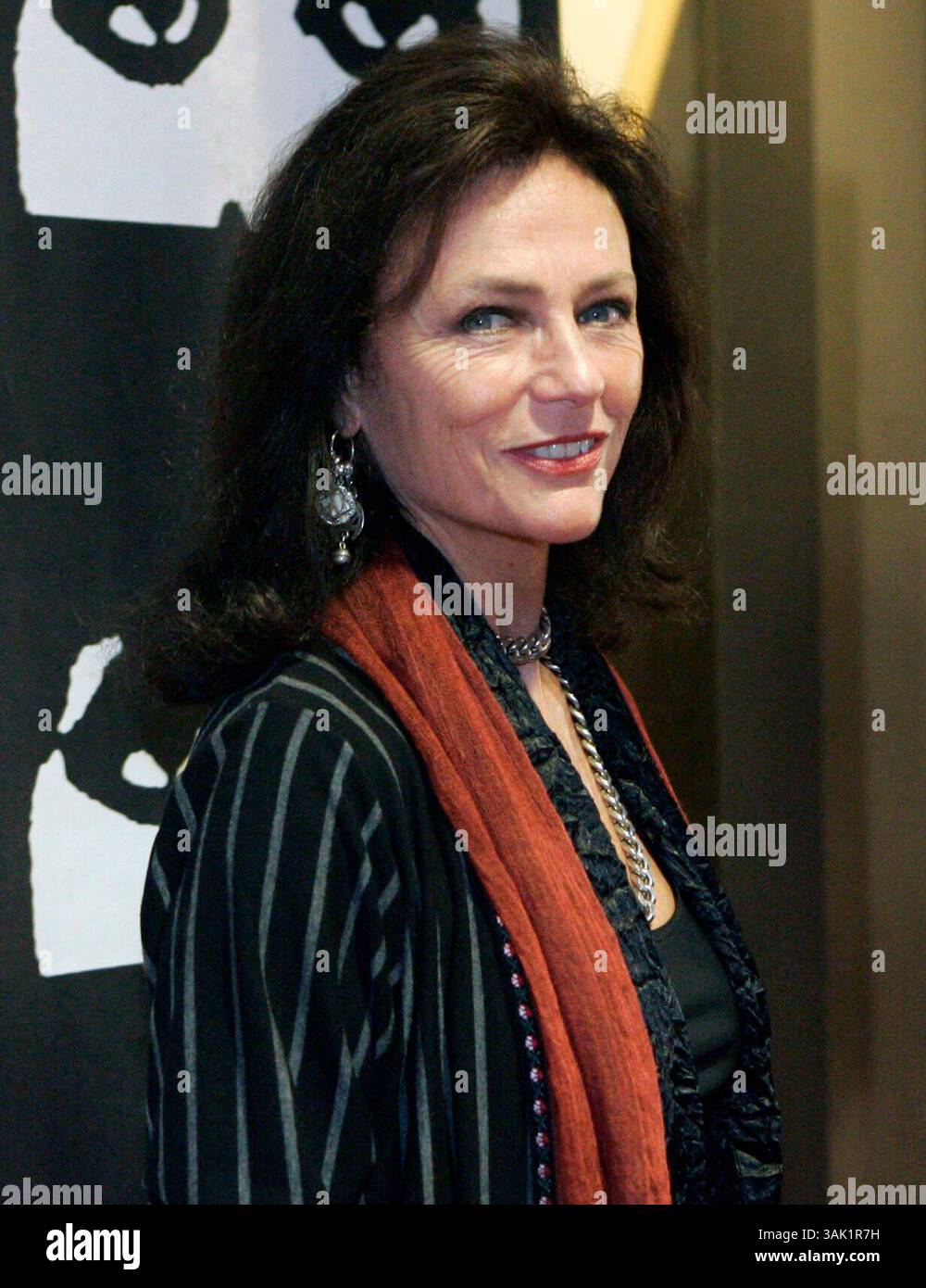 Oktober 2009 – Chicago, Illinois, USA – Schauspielerin und Juryleiterin JACQUELINE BISSET trifft auf dem roten Teppich der Eröffnungsnacht des 45. Chicago International Film Festivals im AMC River East 21 Theater in Chicago ein. (Bild: © Kamil Krzaczynski/ZUMA Press) Stockfoto