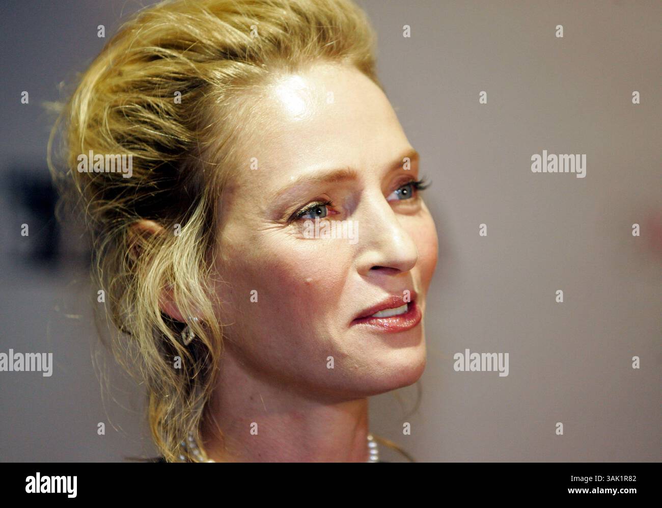 8. Oktober 2009 – Chicago, Illinois, USA – die Schauspielerin UMA THURMAN kommt auf dem roten Teppich der Eröffnungsnacht des 45. Chicago International Film Festivals im AMC River East 21 Theater in Chicago. (Bild: © Kamil Krzaczynski/ZUMA Press) Stockfoto