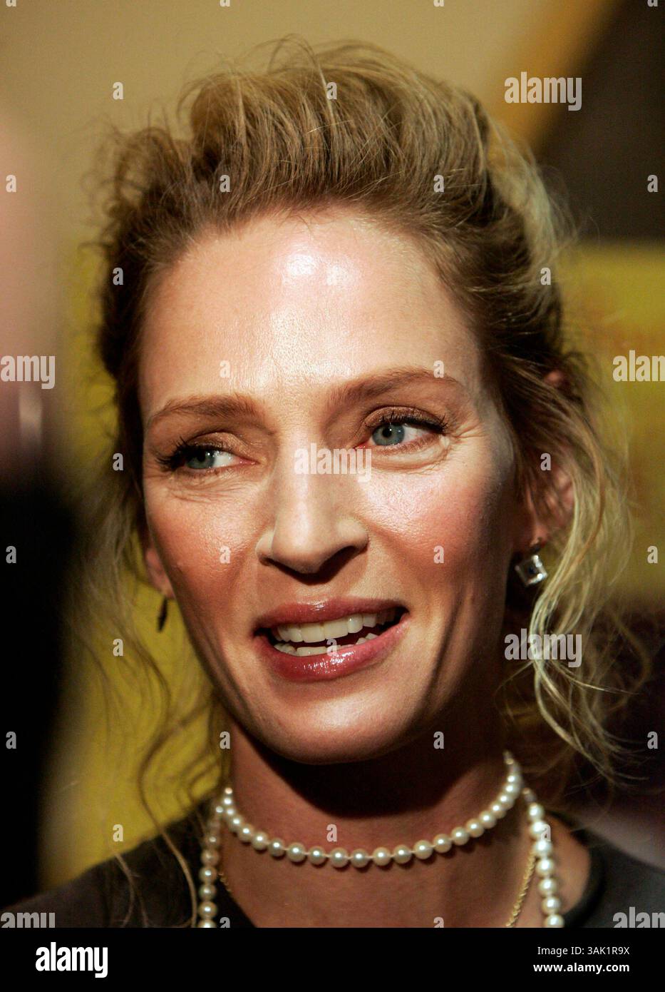 8. Oktober 2009 – Chicago, Illinois, USA – die Schauspielerin UMA THURMAN kommt auf dem roten Teppich der Eröffnungsnacht des 45. Chicago International Film Festivals im AMC River East 21 Theater in Chicago. (Bild: © Kamil Krzaczynski/ZUMA Press) Stockfoto