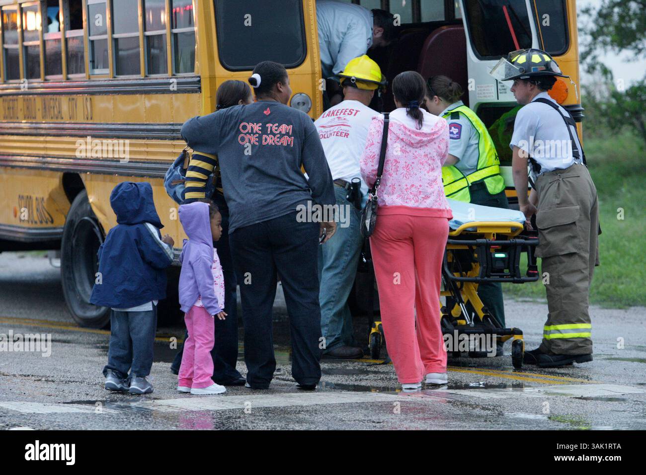 METRO -- Familienmitglieder trösten sich gegenseitig, während Notfallpersonal einen Schüler von der Schertz-Cibolo-Universal City ISD nach einer Kollision mit einem Bus-Pickup-Lkw auf der FM 1581 und der Abbott Road am Dienstag, 13. Oktober 2009 transportieren. Elf Schüler und der Fahrer des Pick-up wurden mit nicht lebensbedrohlichen Verletzungen transportiert. JERRY LARA/ (Bild: © San Antonio Express-News/ZUMA Press) Stockfoto