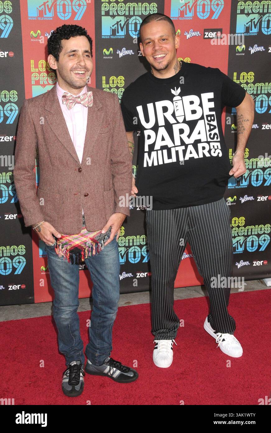 Oktober 2009 – Los Angeles, Kalifornien, USA – DIE CALLE 13 kommt zum Los Premios MTV 09 im Gibson Amphitheatre, den Universal Studios, Los Angeles. (Foto: © Paul Fenton/ZUMA Press) Stockfoto