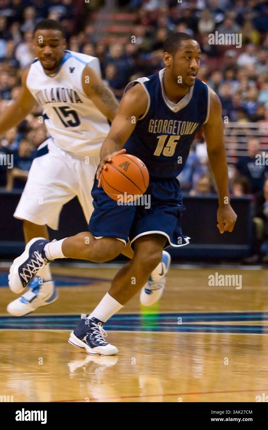 28. Februar 2009: Georgetown Hoyas' Garde Austin Freeman #15 mit dem Ball während des NCAA Basketballspiels zwischen den Georgetown Hoyas und den Villanova Wildcats im Watchovia Center in Philadelphia, Pennsylvania. Die Georgetown Hoyas Beat the Villanova Wildcats, 56-54. (Bild: © Chris Szagola/Cal Sport Media) Stockfoto