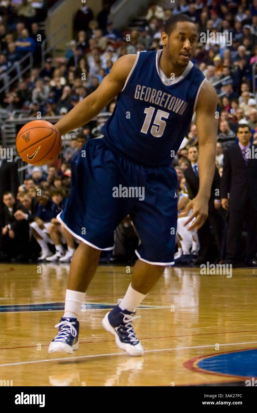 28. Februar 2009: Georgetown Hoyas' Garde Austin Freeman #15 mit dem Ball während des NCAA Basketballspiels zwischen den Georgetown Hoyas und den Villanova Wildcats im Watchovia Center in Philadelphia, Pennsylvania. Die Georgetown Hoyas Beat the Villanova Wildcats, 56-54. (Bild: © Chris Szagola/Cal Sport Media) Stockfoto