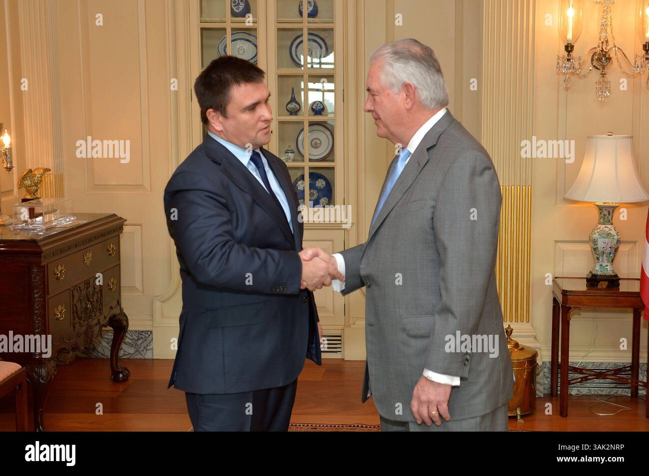 7. März 2017 - Washington, DC, Vereinigte Staaten von Amerika - US-Außenminister Rex Tillerson begrüßt ukrainischen Außenminister Pavlo Klimkin vor seinem bilateralen Treffen im Außenministerium am 7. März 2017 in Washington, D.C. (Kreditbild: © Glen Johnson/Planet Pix via ZUMA Wire) Stockfoto