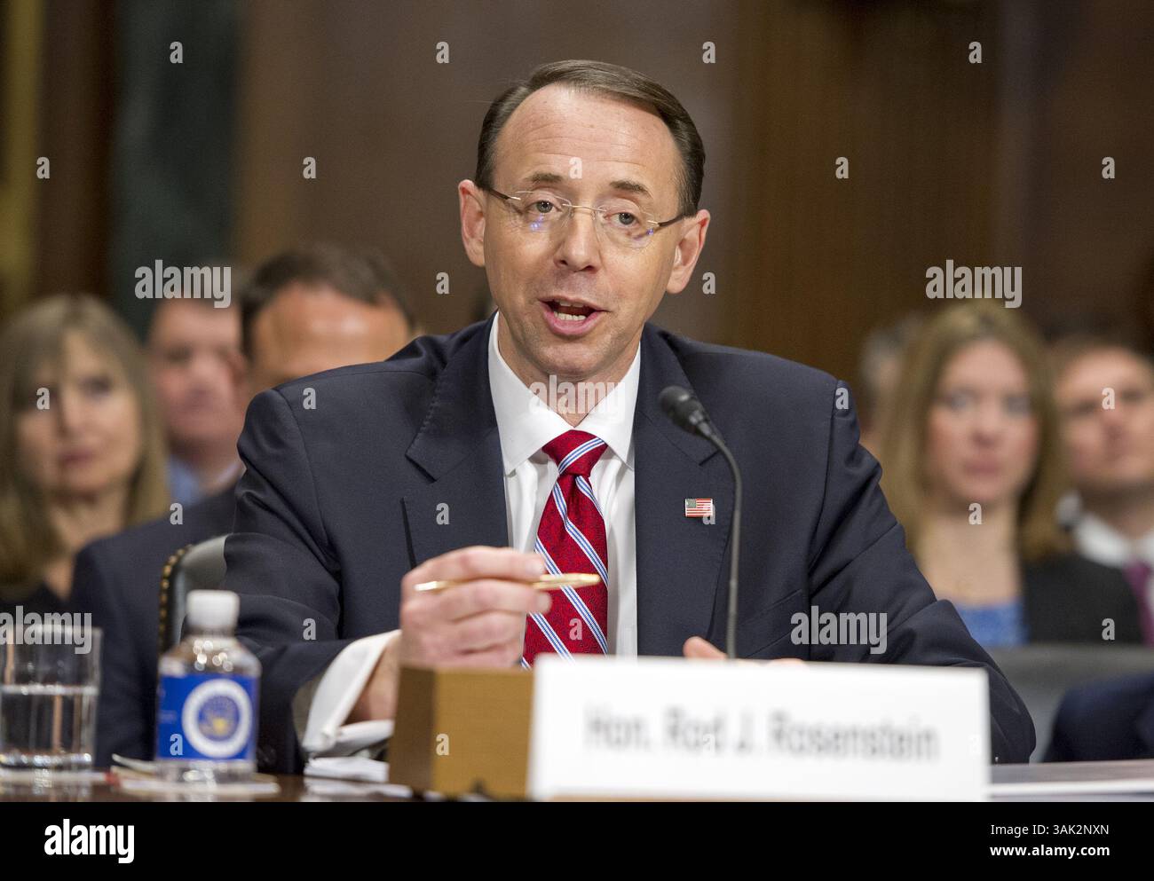 7. März 2017 - Washington, District of Columbia, Vereinigte Staaten von Amerika - der Staatsanwalt für den District of Maryland Rod J. Rosenstein gibt vor dem Justizausschuss des US-Senats Zeugnis über seine Ernennung zum stellvertretenden Generalstaatsanwalt auf dem Capitol Hill in Washington, DC am Dienstag, 7. März 2017..Credit: Ron Sachs / CNP (Credit Image: © Ron Sachs/CNP via ZUMA Wire) Stockfoto