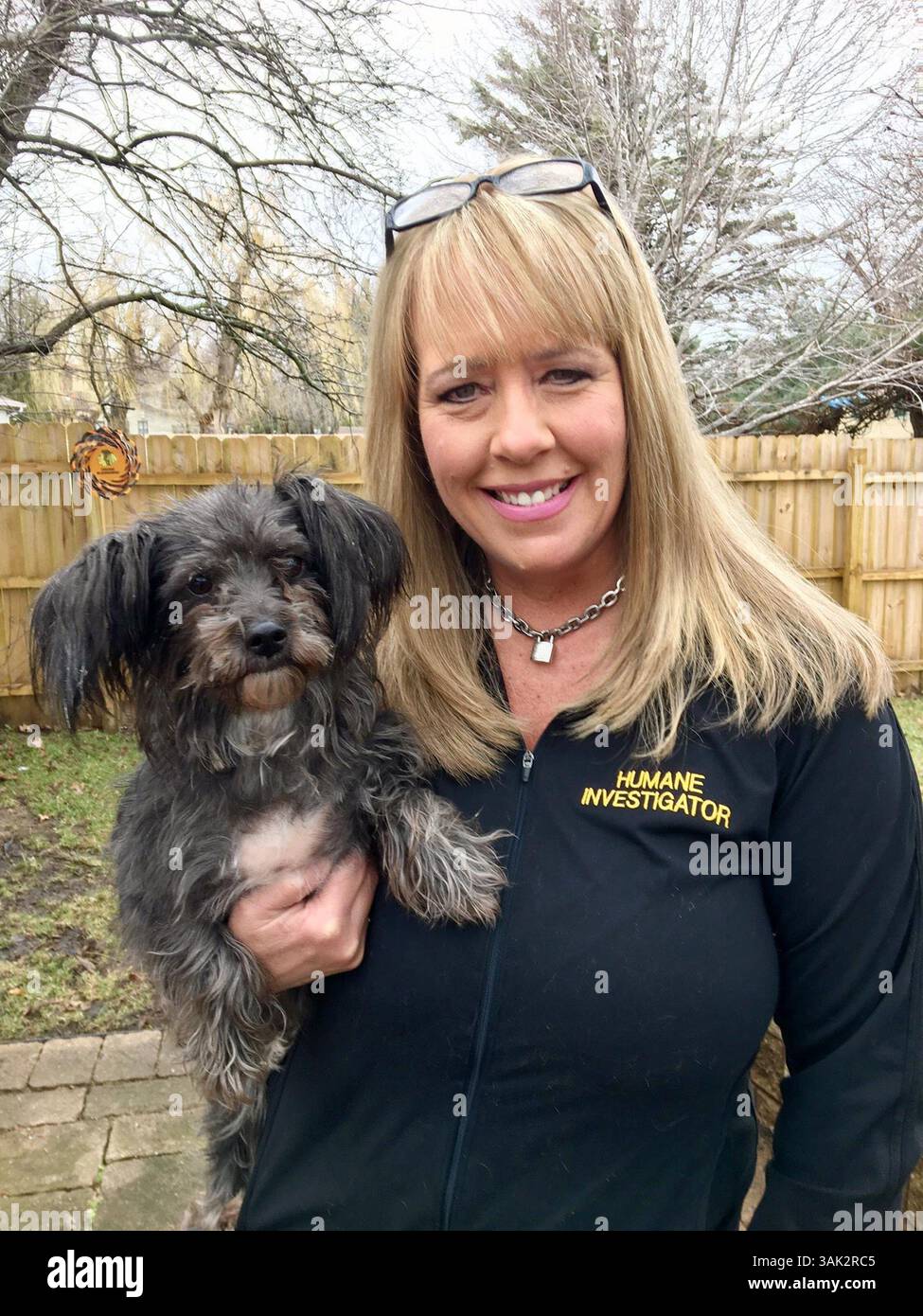 1. März 2017 – IL, USA – Cari Clark in ihrem Hinterhof mit Shadow, einer Schnauzer-Pudel-Mischung, die sie pflegt, bis ein dauerhaftes Zuhause für den Hund gefunden ist. (Bild: © Jim Newton/TNS via ZUMA Wire) Stockfoto