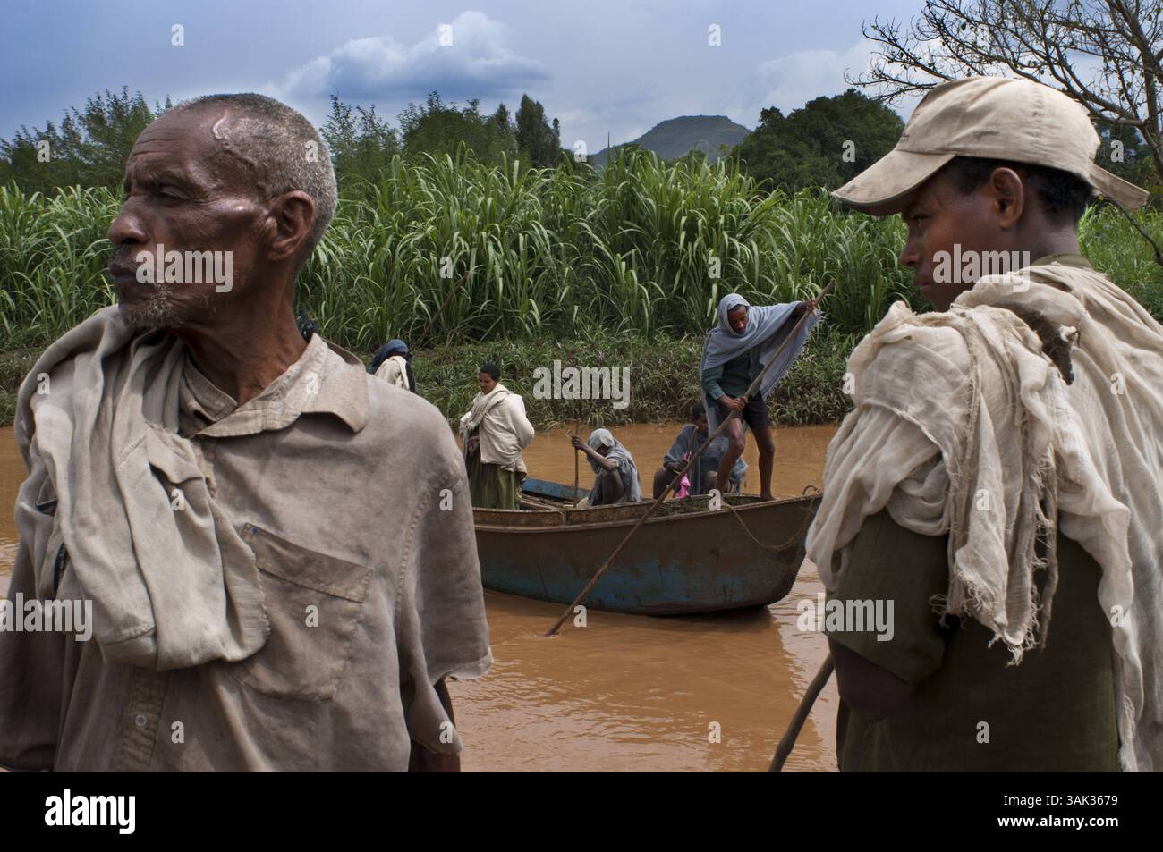 17. Juli 2012 - Mauritius - Wasserfälle Tis Isat oder Blauer Nil, Bahar dar, Äthiopien, Afrika. Die Einheimischen fahren mit dem Boot auf dem Abay River neben den Blue Nile Falls. Die Blue Nile Falls sind ein Wasserfall am Blue Nil in Äthiopien. Sie sind auf Amharisch als Tis Abay bekannt, übersetzt „Dampfwasser“. Sie befinden sich am Oberlauf des Flusses, etwa 30 km flussabwärts von Bahir dar und Tana Lake. Die Wasserfälle gelten als eine der besten bekannten Touristenattraktionen in Äthiopien. (Bild: © Sergi Reboredo via ZUMA Wire) Stockfoto