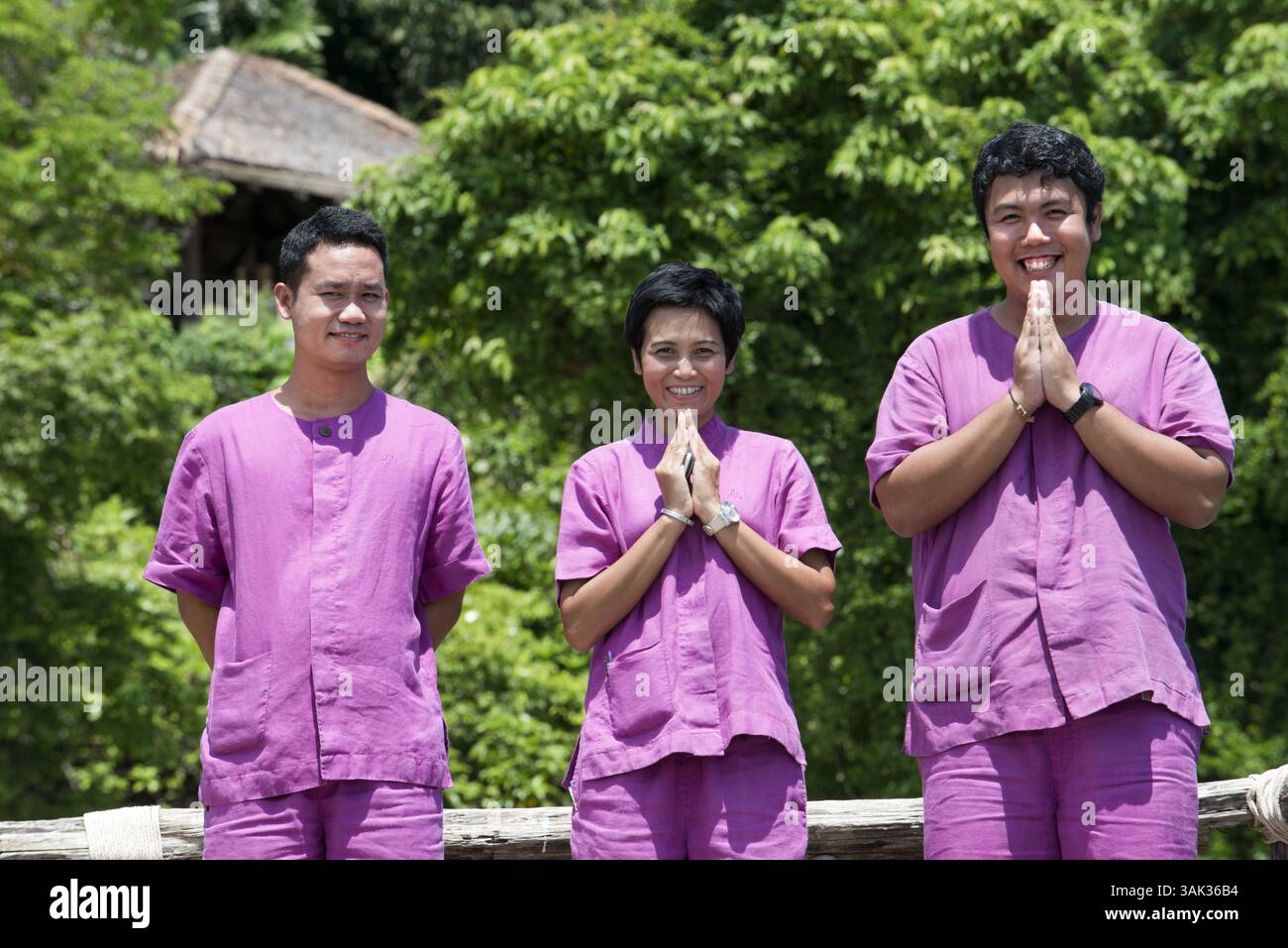 5. Mai 2014 - Thailand - Mitarbeiter des Six Senses Resort sagen Hallo. Six Senses Resort, Koh Yao Noi, Phang Nga Bay, Thailand, Asien. Bunglows in Fornt of the Sea. Six Senses Yao Noi setzt den höchsten Maßstab für Inselresorts in Asien. Die Liebe zum Detail und die Konzentration auf das einzigartige Reiseziel verstärken das Engagement der brandâ für Nachhaltigkeit. Die Unterkünfte in der Pool Villa bieten großzügigen persönlichen Raum, eine Vielzahl von Aussichten und bieten einen kompromisslosen Lebensstil. Natürliche Materialien, die in der modernen Architektur verwendet werden, zusammen mit einer wunderschönen Insellage und ausgezeichnetem persönlichem Service, sup Stockfoto