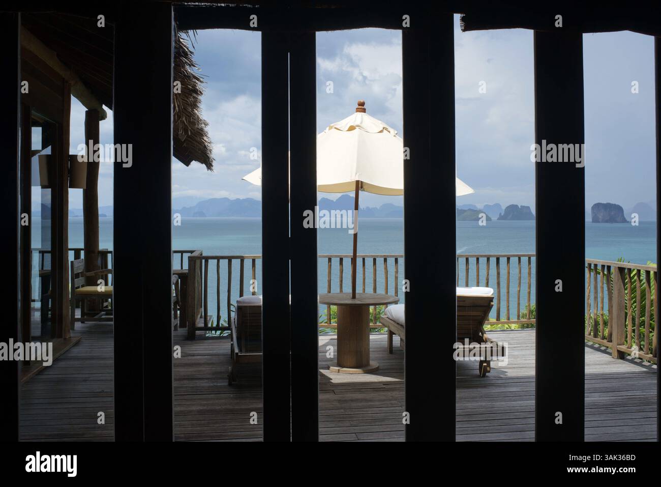 Mai 2014 - Thailand - Six Senses Resort, Koh Yao Noi, Phang Nga Bay, Thailand, Asien. Bunglows in Fornt of the Sea. Six Senses Yao Noi setzt den höchsten Maßstab für Inselresorts in Asien. Die Liebe zum Detail und die Konzentration auf das einzigartige Reiseziel verstärken das Engagement der brandâ für Nachhaltigkeit. Die Unterkünfte in der Pool Villa bieten großzügigen persönlichen Raum, eine Vielzahl von Aussichten und bieten einen kompromisslosen Lebensstil. Natürliche Materialien, die in der modernen Architektur verwendet werden, zusammen mit einer wunderschönen Inselkulisse und ausgezeichnetem persönlichem Service, unterstützen die sechs Sinne Philosophie des Schaffens Stockfoto