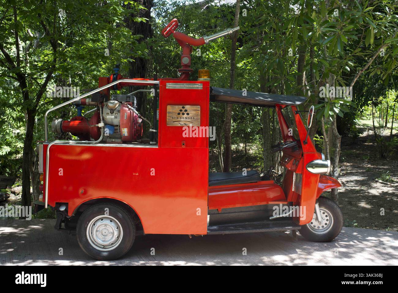 5. Mai 2014 - Thailand - Tuc Tuc-Tuc-Brandbekämpfung im Six Senses Resort, Koh Yao Noi, Phang Nga Bay, Thailand, Asien. Bunglows in Fornt of the Sea. Six Senses Yao Noi setzt den höchsten Maßstab für Inselresorts in Asien. Die Liebe zum Detail und die Konzentration auf das einzigartige Reiseziel verstärken das Engagement der brandâ für Nachhaltigkeit. Die Unterkünfte in der Pool Villa bieten großzügigen persönlichen Raum, eine Vielzahl von Aussichten und bieten einen kompromisslosen Lebensstil. Natürliche Materialien, die in der modernen Architektur verwendet werden, zusammen mit einer wunderschönen Insellage und ausgezeichnetem persönlichem Service, unterstützen das Six SENSE Stockfoto