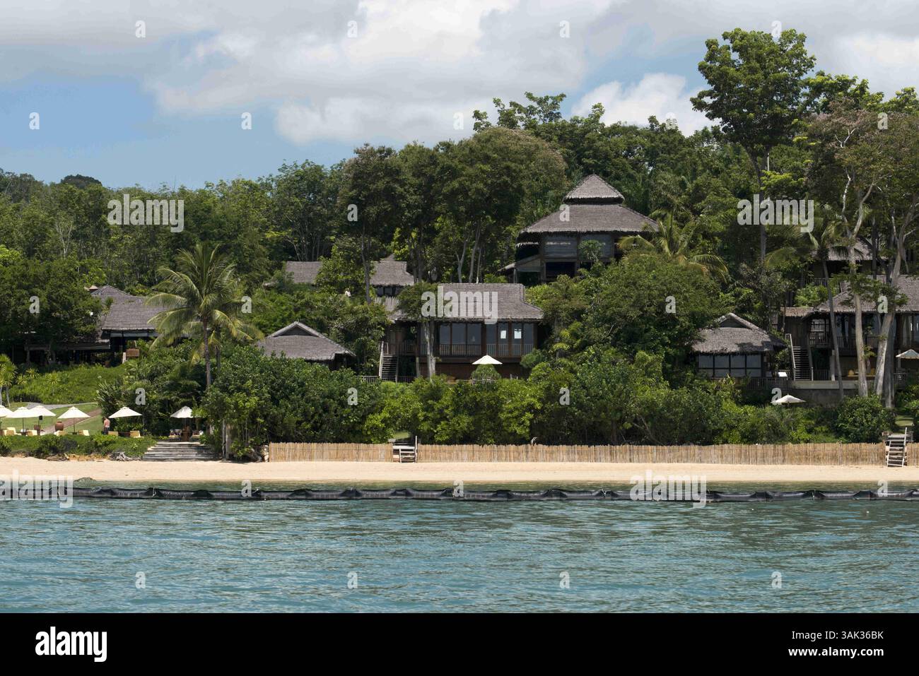 Mai 2014 - Thailand - Six Senses Resort, Koh Yao Noi, Phang Nga Bay, Thailand, Asien. Bunglows in Fornt of the Sea. Six Senses Yao Noi setzt den höchsten Maßstab für Inselresorts in Asien. Die Liebe zum Detail und die Konzentration auf das einzigartige Reiseziel verstärken das Engagement der brandâ für Nachhaltigkeit. Die Unterkünfte in der Pool Villa bieten großzügigen persönlichen Raum, eine Vielzahl von Aussichten und bieten einen kompromisslosen Lebensstil. Natürliche Materialien, die in der modernen Architektur verwendet werden, zusammen mit einer wunderschönen Inselkulisse und ausgezeichnetem persönlichem Service, unterstützen die sechs Sinne Philosophie des Schaffens Stockfoto