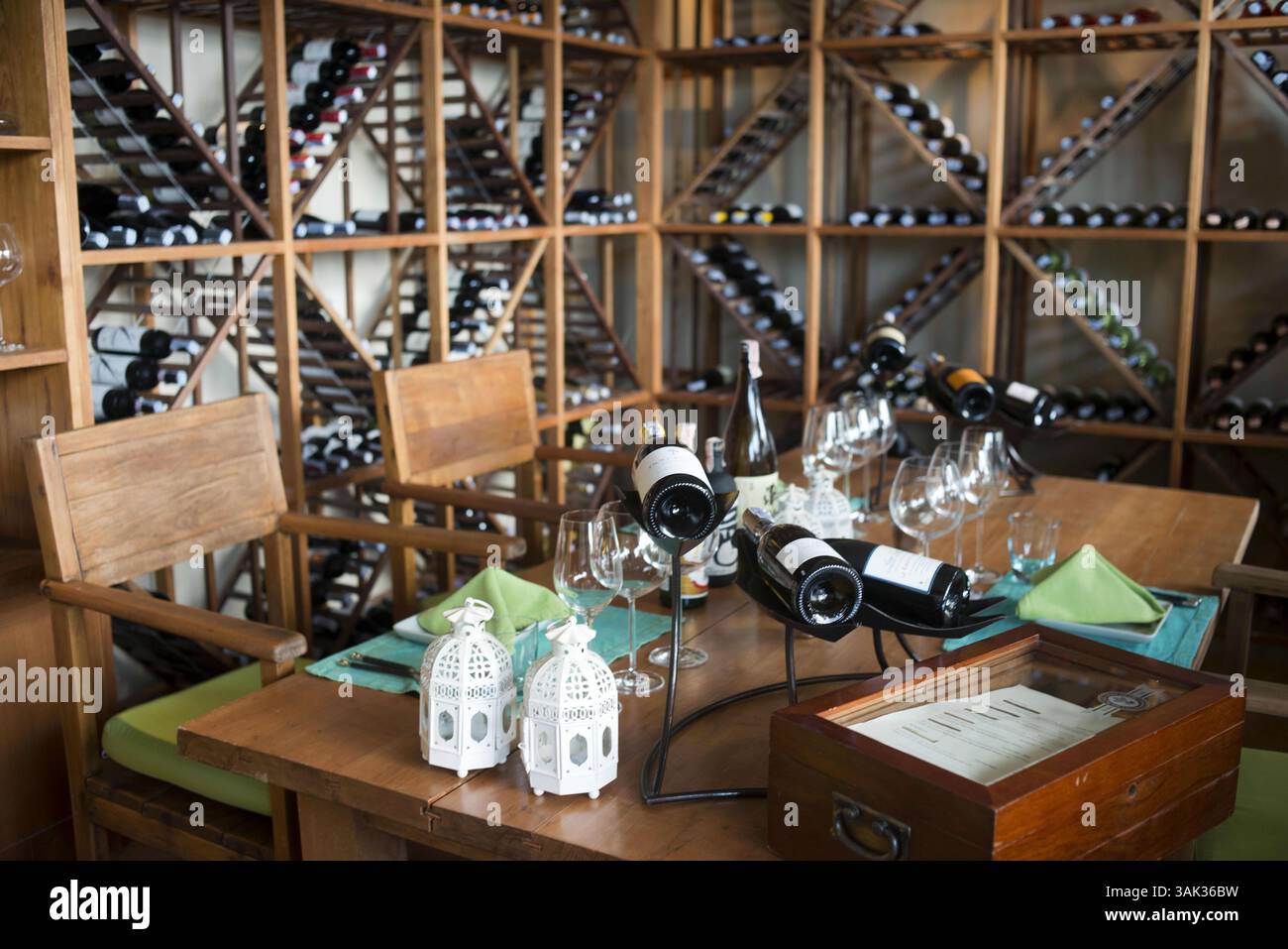 Mai 2014 - Thailand - Six Senses Resort, Koh Yao Noi, Phang Nga Bay, Thailand, Asien. In einem Bunglow. Six Senses Yao Noi setzt den höchsten Maßstab für Inselresorts in Asien. Die Liebe zum Detail und die Konzentration auf das einzigartige Reiseziel verstärken das Engagement der brandâ für Nachhaltigkeit. Die Unterkünfte in der Pool Villa bieten großzügigen persönlichen Raum, eine Vielzahl von Aussichten und bieten einen kompromisslosen Lebensstil. Natürliche Materialien, die in der modernen Architektur verwendet werden, zusammen mit einer wunderschönen Inselkulisse und ausgezeichnetem persönlichem Service, unterstützen die sechs Sinne Philosophie, außergewöhnliche zu schaffen Stockfoto