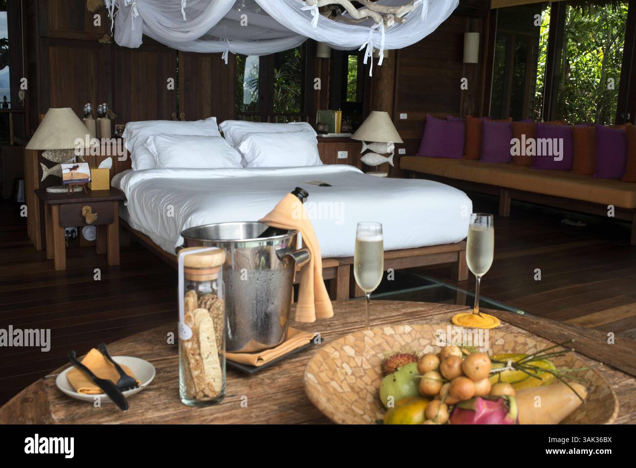 Mai 2014 - Thailand - Six Senses Resort, Koh Yao Noi, Phang Nga Bay, Thailand, Asien. In einem Bunglow. Six Senses Yao Noi setzt den höchsten Maßstab für Inselresorts in Asien. Die Liebe zum Detail und die Konzentration auf das einzigartige Reiseziel verstärken das Engagement der brandâ für Nachhaltigkeit. Die Unterkünfte in der Pool Villa bieten großzügigen persönlichen Raum, eine Vielzahl von Aussichten und bieten einen kompromisslosen Lebensstil. Natürliche Materialien, die in der modernen Architektur verwendet werden, zusammen mit einer wunderschönen Inselkulisse und ausgezeichnetem persönlichem Service, unterstützen die sechs Sinne Philosophie, außergewöhnliche zu schaffen Stockfoto