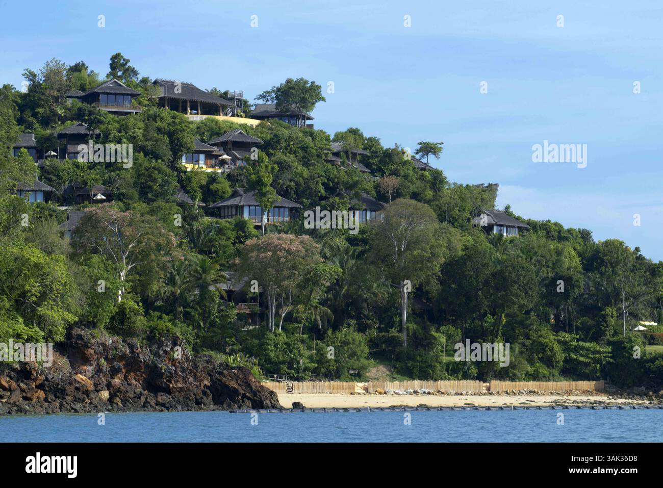 Mai 2014 - Thailand - Six Senses Resort, Koh Yao Noi, Phang Nga Bay, Thailand, Asien. Bunglows in Fornt of the Sea. Six Senses Yao Noi setzt den höchsten Maßstab für Inselresorts in Asien. Die Liebe zum Detail und die Konzentration auf das einzigartige Reiseziel verstärken das Engagement der brandâ für Nachhaltigkeit. Die Unterkünfte in der Pool Villa bieten großzügigen persönlichen Raum, eine Vielzahl von Aussichten und bieten einen kompromisslosen Lebensstil. Natürliche Materialien, die in der modernen Architektur verwendet werden, zusammen mit einer wunderschönen Inselkulisse und ausgezeichnetem persönlichem Service, unterstützen die sechs Sinne Philosophie des Schaffens Stockfoto