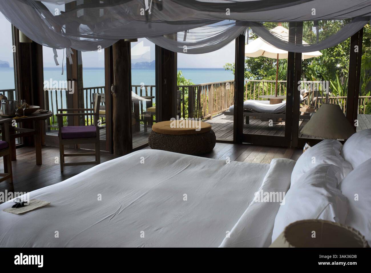 Mai 2014 - Thailand - Six Senses Resort, Koh Yao Noi, Phang Nga Bay, Thailand, Asien. In einem Bunglow. Six Senses Yao Noi setzt den höchsten Maßstab für Inselresorts in Asien. Die Liebe zum Detail und die Konzentration auf das einzigartige Reiseziel verstärken das Engagement der brandâ für Nachhaltigkeit. Die Unterkünfte in der Pool Villa bieten großzügigen persönlichen Raum, eine Vielzahl von Aussichten und bieten einen kompromisslosen Lebensstil. Natürliche Materialien, die in der modernen Architektur verwendet werden, zusammen mit einer wunderschönen Inselkulisse und ausgezeichnetem persönlichem Service, unterstützen die sechs Sinne Philosophie, außergewöhnliche zu schaffen Stockfoto