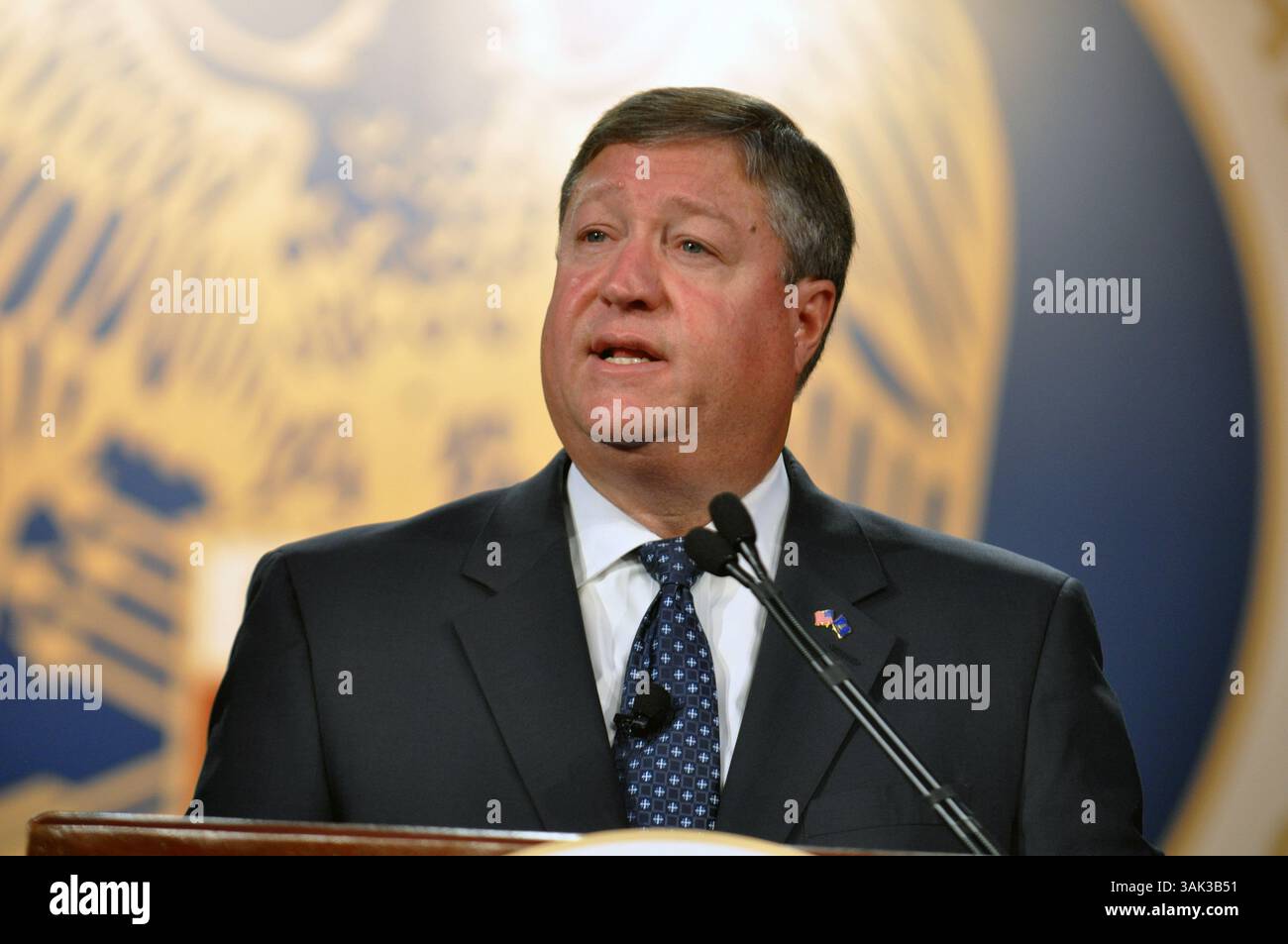 11. September 2009 – Nashville, USA – US-Luftwaffensekretär Michael Donley spricht während der 131st Guard Association of the United States General Conference am 11. September 2009 in Nashville, Tennessee, über Cyber-Kriegsführung. (Bild: © Jim Greenhill/Planet Pix via ZUMA Wire) Stockfoto