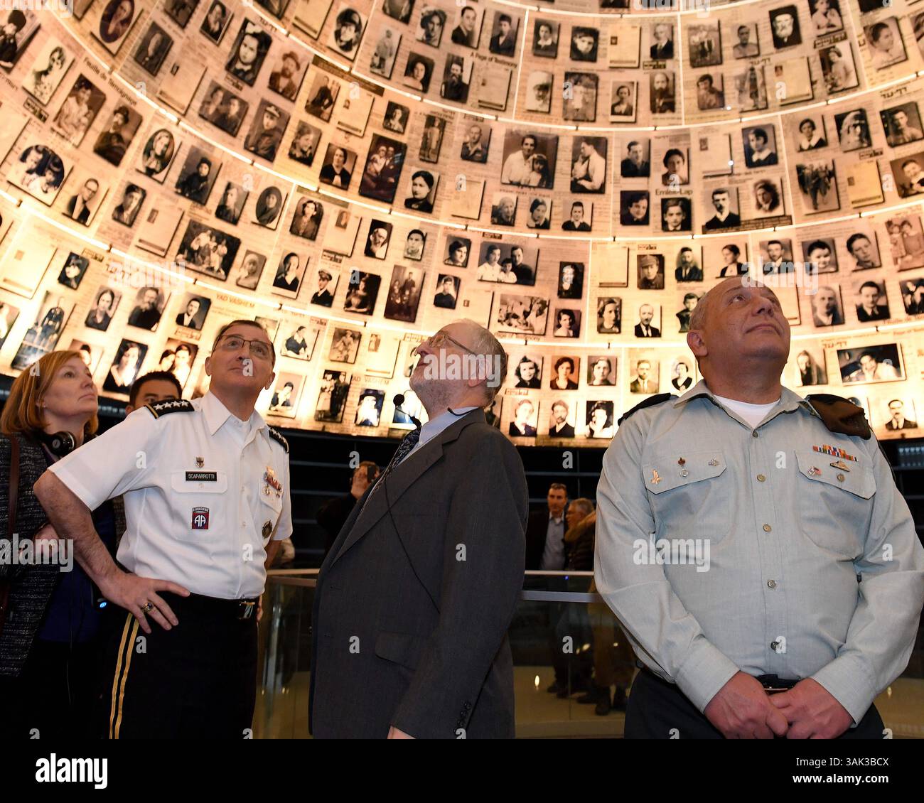 6. März 2017 – Jerusalem, Israel – der US-Kommandant Curtis Scaparrotti und der Stabschef der israelischen Streitkräfte Gadi Eizenkot besichtigen das Holocaust Memorial Museum am 6. März 2017 in Jerusalem. (Bild: © Matty Stern/Planet Pix via ZUMA Wire) Stockfoto