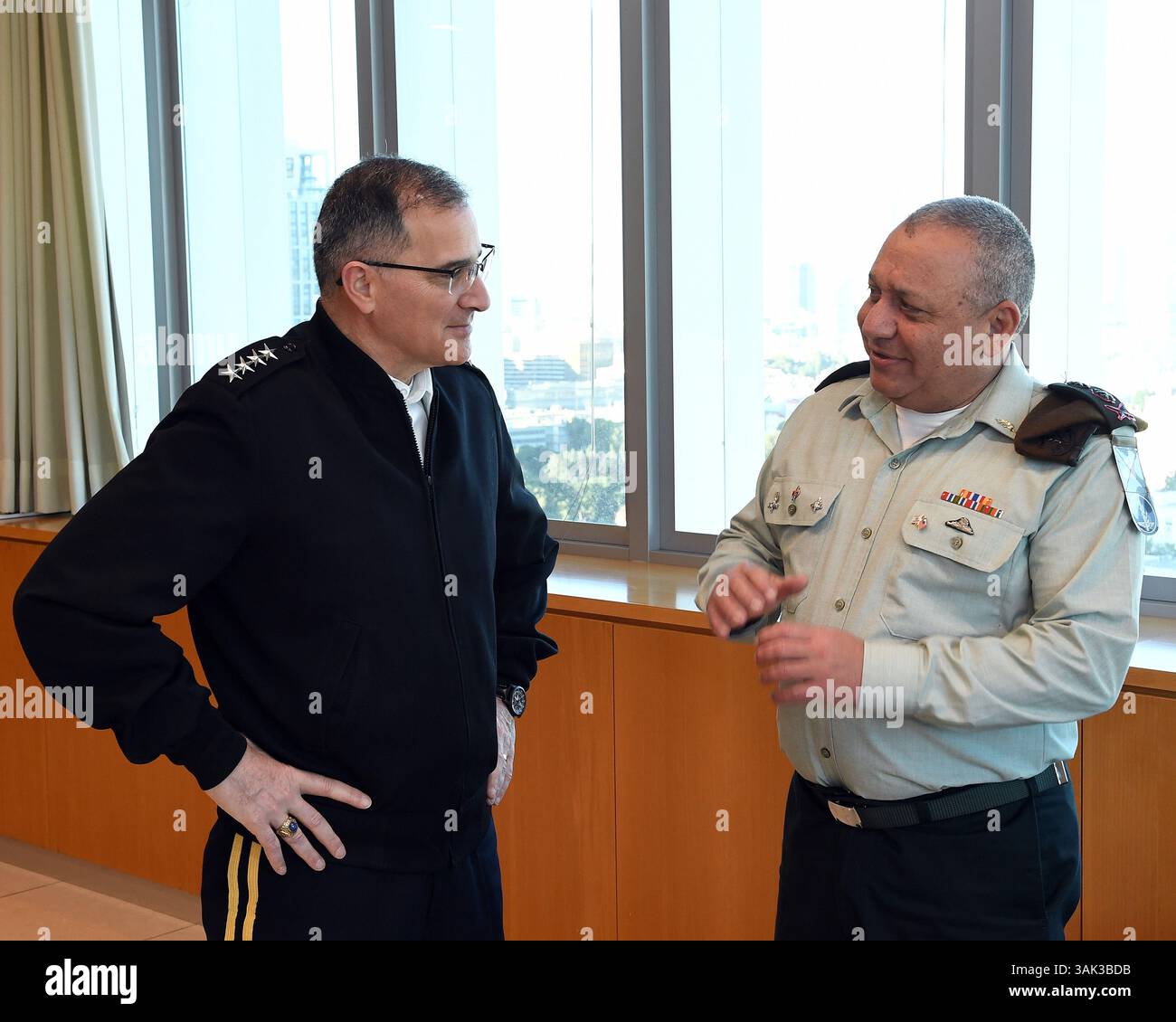 6. März 2017: Tel Aviv, Israel – der US-Kommandant Curtis Scaparrotti trifft am 6. März 2017 in Tel Aviv, Israel, den Stabschef der israelischen Streitkräfte Gadi Eizenkot. (Bild: © Matty Stern/Planet Pix via ZUMA Wire) Stockfoto