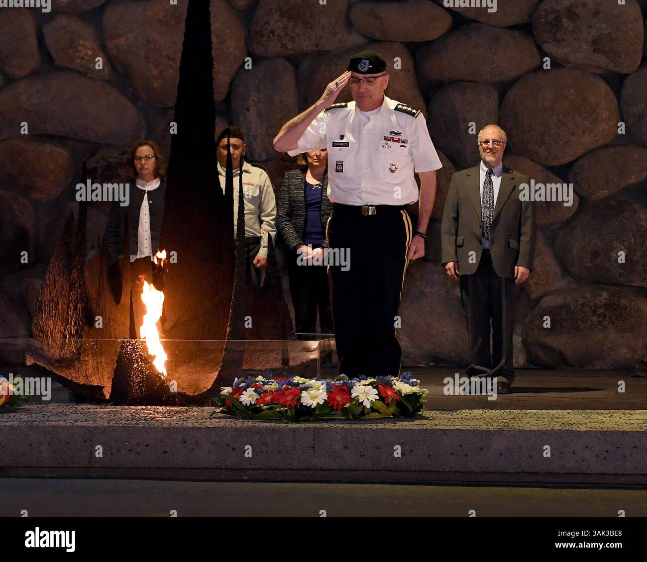 6. März 2017: Jerusalem, Israel – der US-Kommandant Curtis Scaparrotti legt einen Kranz in der Gedenkhalle des Holocaust-Gedenkmuseums am 6. März 2017 in Jerusalem, Israel. (Bild: © Matty Stern/Planet Pix via ZUMA Wire) Stockfoto