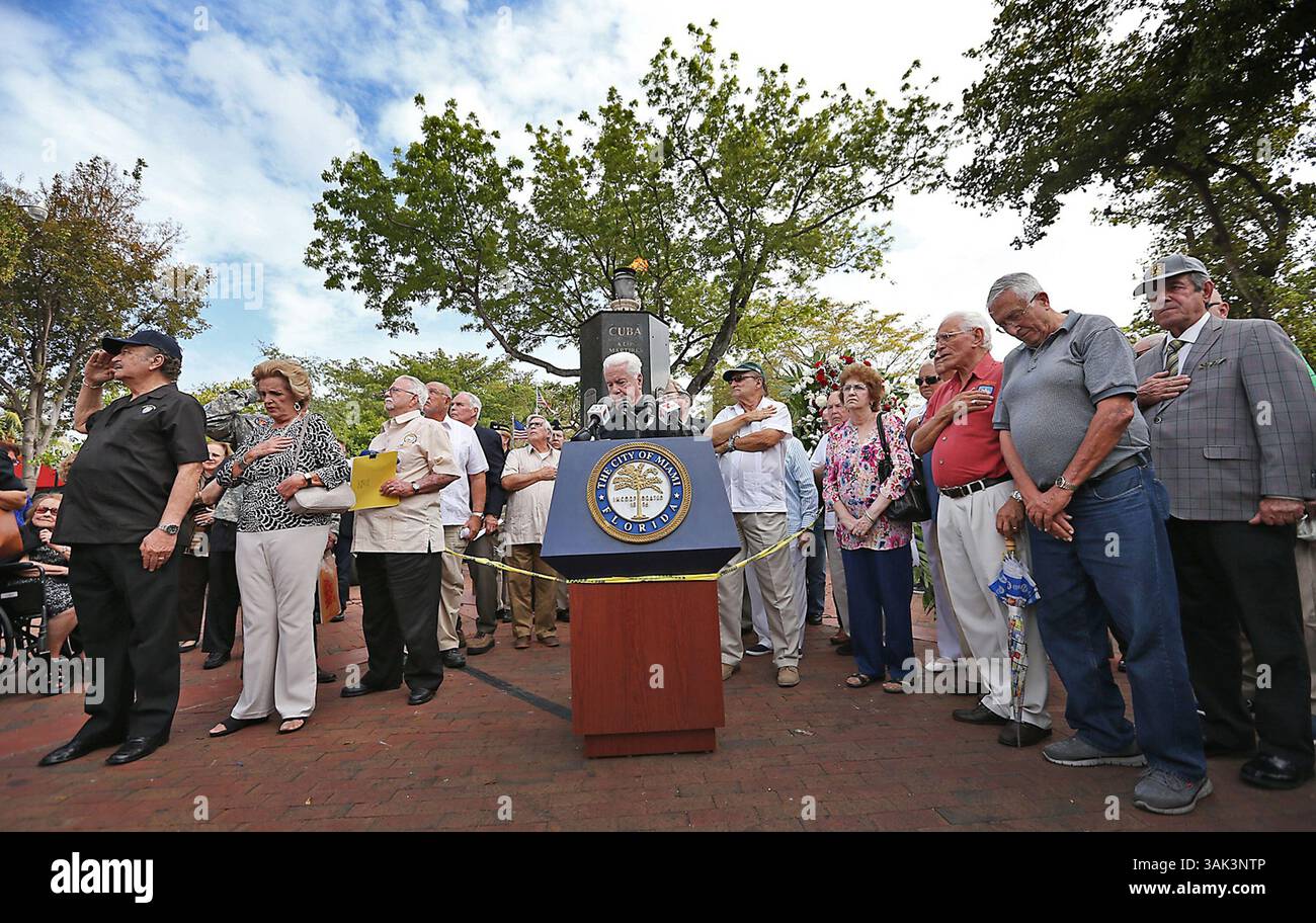17. April 2017 - Miami, FL, USA - die Bay of Pigs Veterans Association ehrt diejenigen, die 2506 während der Invasion im April 1961 am Montag, 17. April 2017 im Bay of Pigs Monument in Little Havana, Miami, Florida, gestorben sind (Kreditbild: © Patrick Farrell/TNS via ZUMA Wire) Stockfoto
