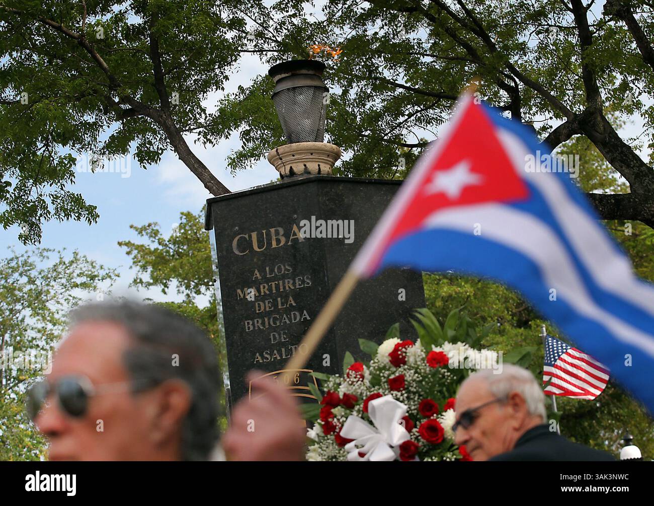 17. April 2017 - Miami, FL, USA - die Bay of Pigs Veterans Association ehrt diejenigen, die 2506 während der Invasion im April 1961 am Montag, 17. April 2017 im Bay of Pigs Monument in Little Havana, Miami, Florida, gestorben sind (Kreditbild: © Patrick Farrell/TNS via ZUMA Wire) Stockfoto