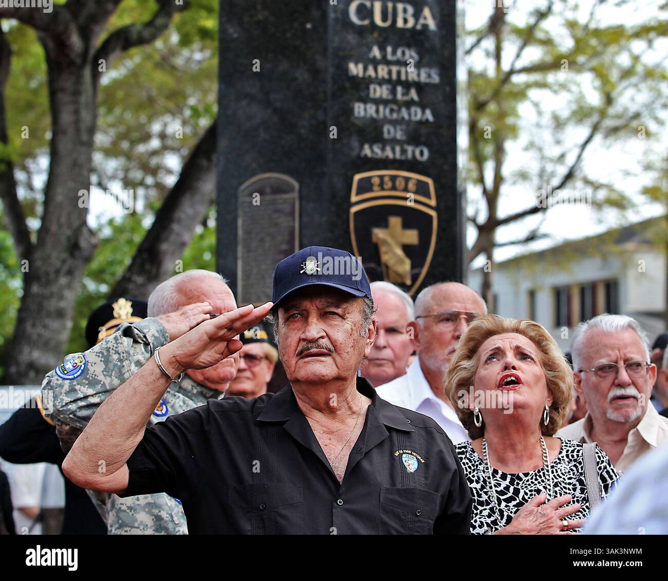 17. April 2017 - Miami, FL, USA - Arturo Sanchez Bella zollt seinen Respekt, als die Bay of Pigs Veterans Association diejenigen ehrt, die während der Invasion im April 1961 am Montag, 17. April 2017 im Bay of Pigs Monument in Little Havana, Miami, Fla. An der Brigade 2506 starben (Kreditbild: © Patrick Farrell/TNS Via ZUMA Wire) Stockfoto