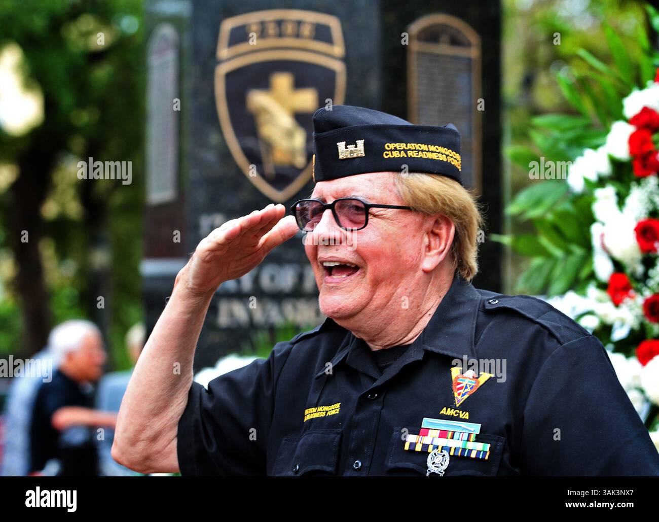 17. April 2017 - Miami, FL, USA - Julio de Castro-Toirac zollt seinen Respekt, als die Bay of Pigs Veterans Association diejenigen ehrt, die 2506 während der Invasion im April 1961 am Montag, 17. April 2017 im Bay of Pigs Monument in Little Havana, Miami, Florida, starben (Kreditbild: © Patrick Farrell/TNS Via ZUMA Wire) Stockfoto