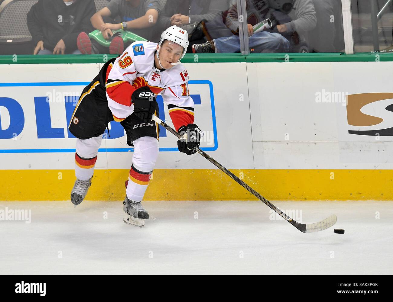 Dezember 2016. Calgary Flames verließ Matthew Tkachuk (19) während eines Spiels zwischen den Calgary Flames und den Dallas Stars im American Airlines Center in Dallas, Texas. Manny Flores/Cal Sport Media Stockfoto