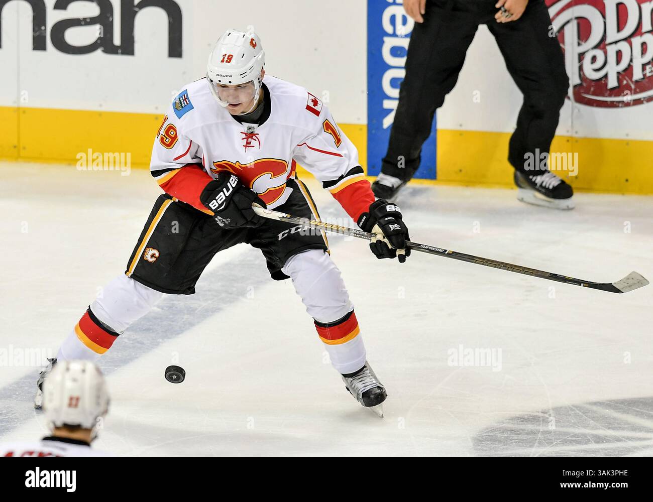 Dezember 2016. Calgary Flames verließ Matthew Tkachuk (19) während eines Spiels zwischen den Calgary Flames und den Dallas Stars im American Airlines Center in Dallas, Texas. Manny Flores/Cal Sport Media Stockfoto