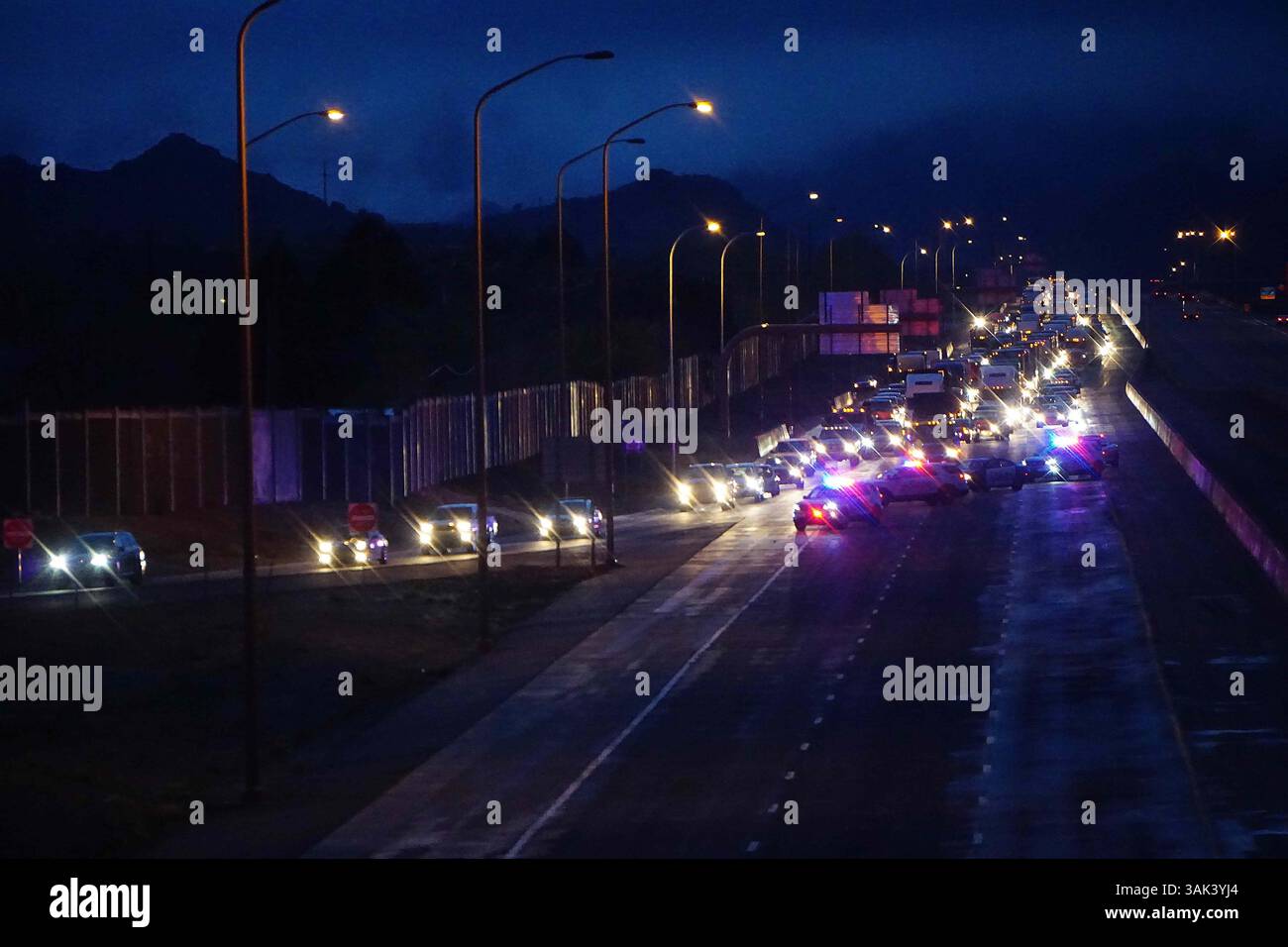 29. März 2017 - Albuquerque, NEW MEXICO, USA - JOURNAL 032917.APD Verkehrseinheiten schließen alle drei Spuren der Autobahn nach einem tödlichen Fußgängerunfall auf der I40 und Juan Tabo. Fotografiert am Mittwoch, 29. März 2017. . Adolphe Pierre-Louis/JOURNAL. (Foto: © Adolphe Pierre-Louis/Albuquerque Journal via ZUMA Wire) Stockfoto