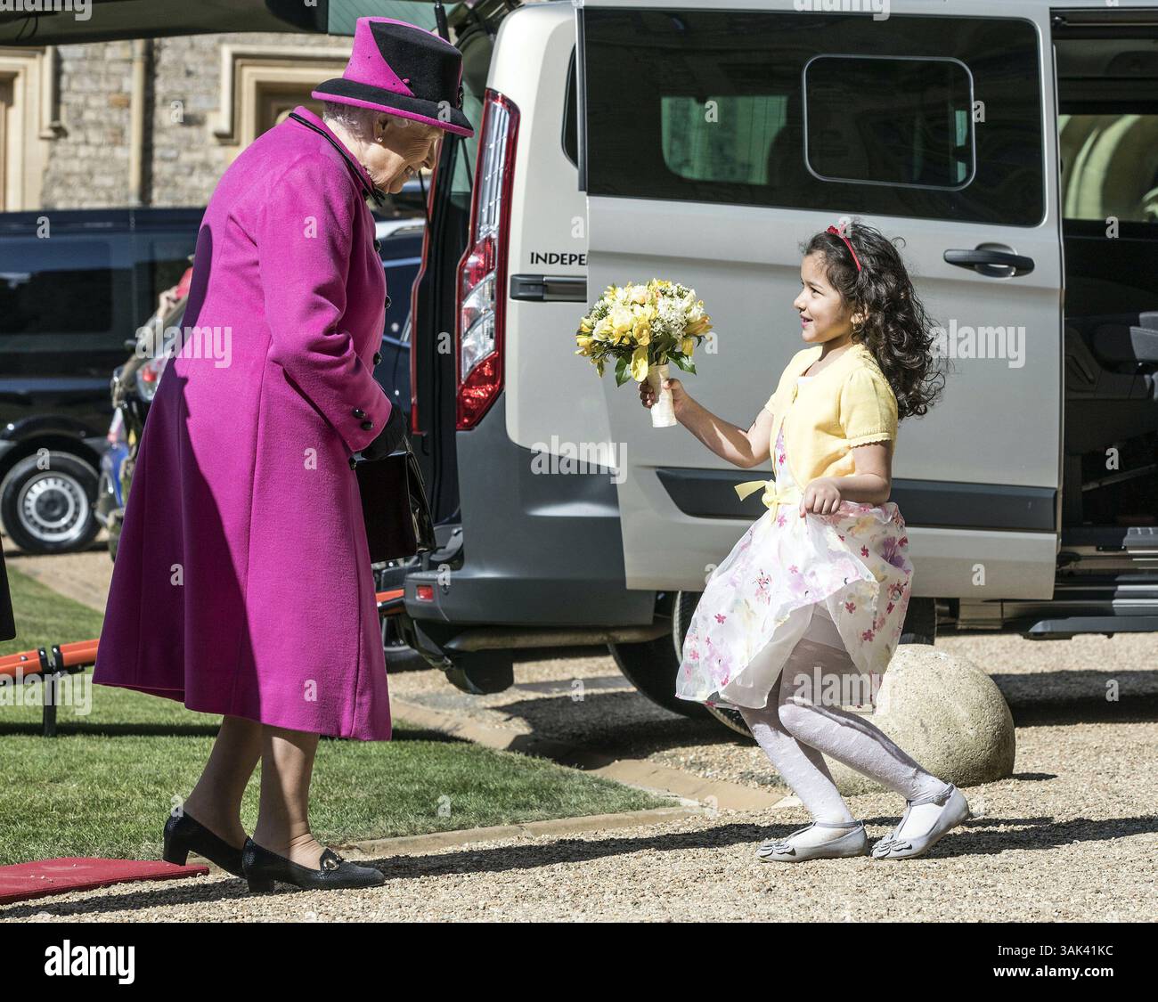 25. April 2017 - Windsor, GROSSBRITANNIEN - die siebenjährige Dina Rayburn überreicht der britischen Königin Elizabeth II. Während einer Zeremonie im Windsor Castle in Windsor, England, am Dienstag, den 25. April, Blumen. 2017. die Königin veranstaltete eine Zeremonie in Windsor Castle, um den 40. Jahrestag von Motability zu feiern, einer Wohltätigkeitsorganisation, die Millionen behinderter Menschen einen „Weg in die Freiheit“ beschert hat. (Bild: © Prensa Internacional Via ZUMA Wire) Stockfoto