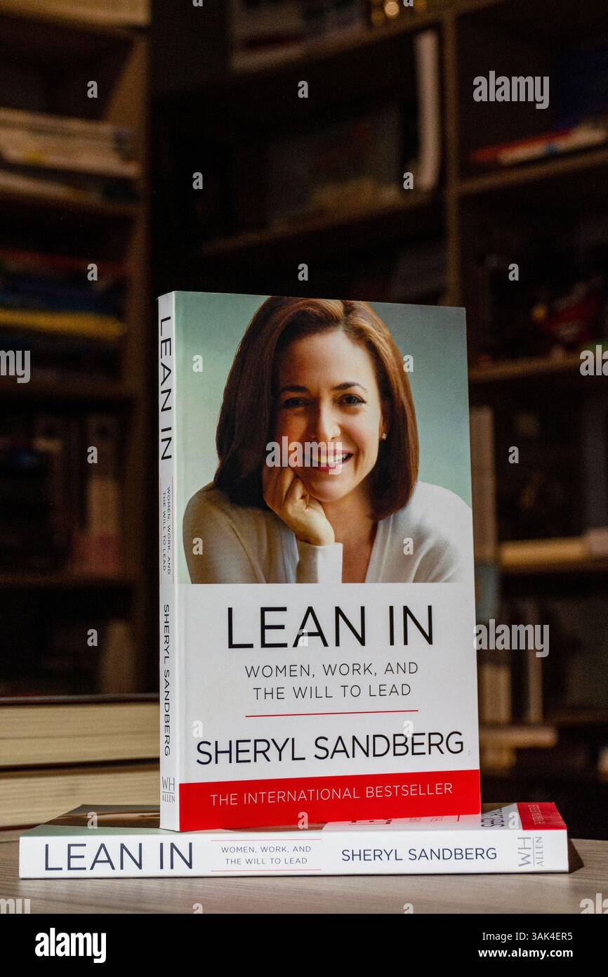 Nahaufnahme von Nell Scovell und Sheryl Sandbergs Buch Lean in: Women, Work, and the will to Lead in the Bookshop. Stockfoto