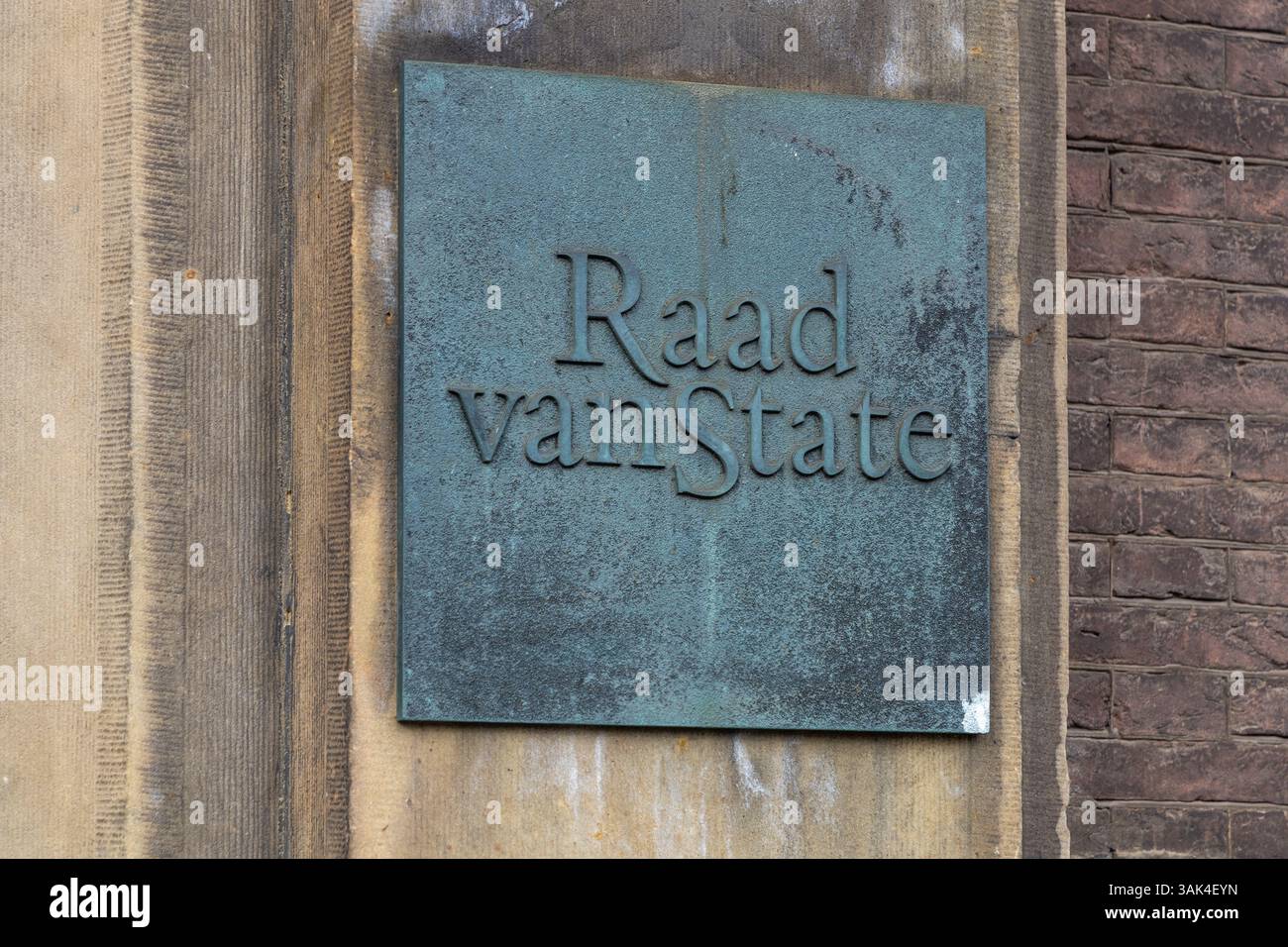 Den Haag, Niederlande. 15. Februar 2025. Logo des Staatsrats auf Niederländisch: Raad van State. Stockfoto