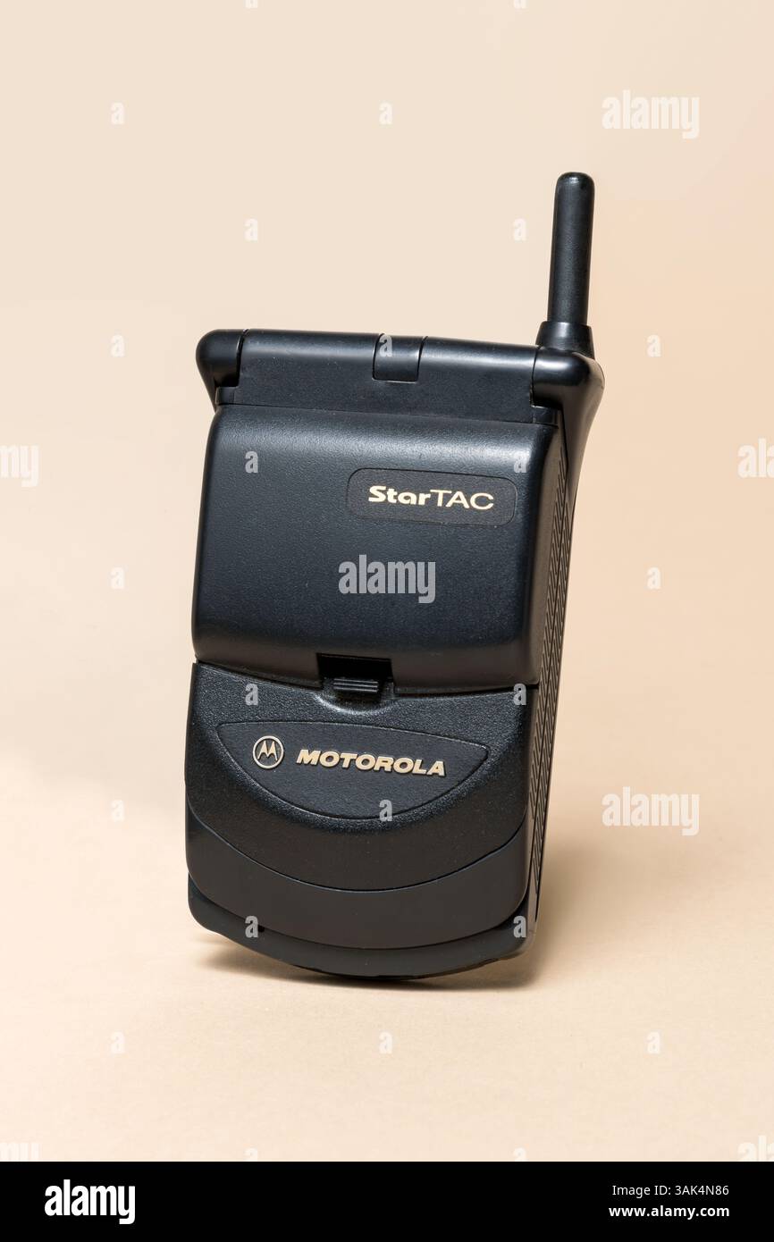Pavia, Lombardei, Italien - 2. November 2024: Geschlossenes altes Motorola StarTAC Mobiltelefon, ab 1996 im Ctrl+Alt Museum. Weltberühmter Erfolg beim Flip-Phone Stockfoto