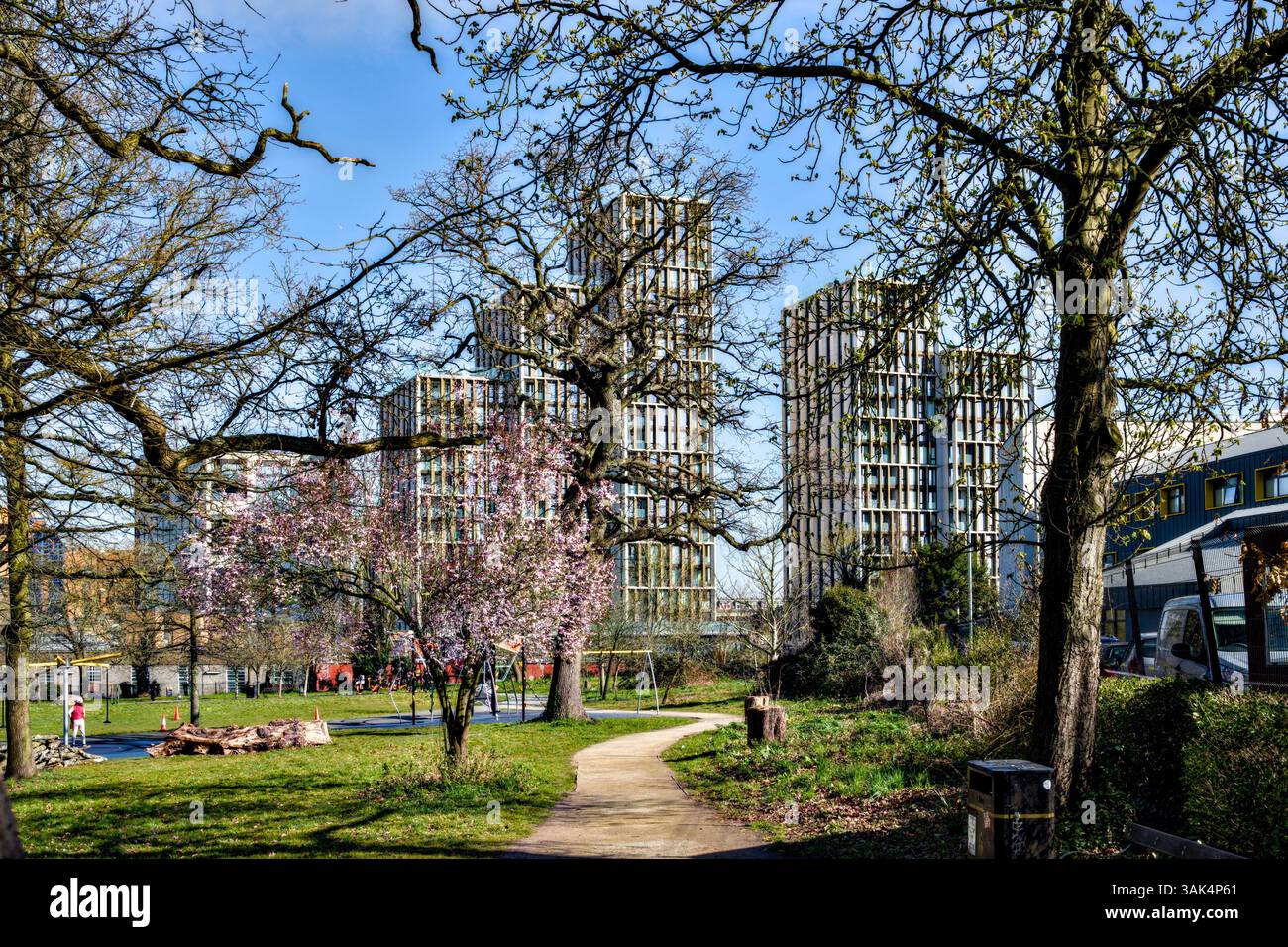 Harrow on the Hill Open Space with Modern High Rise Living, Borough of Harrow, London, England, Großbritannien Stockfoto