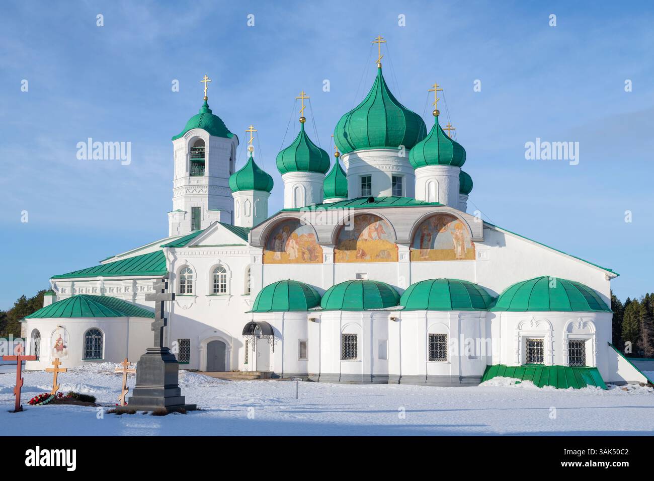 STARAYA SLOBODA, RUSSLAND - 9. MÄRZ 2025: Die Kathedrale der Verklärung des Herrn (1644) Nahaufnahme an einem sonnigen Märztag. Alexandro-Svirsky Mon Stockfoto