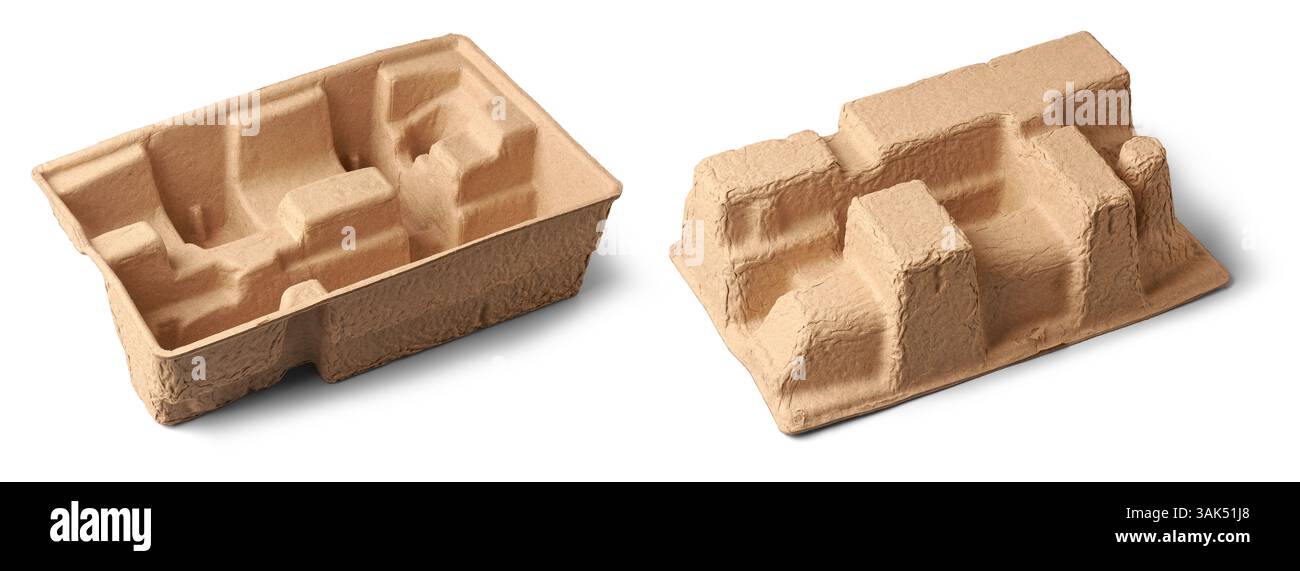 Satz von Verpackungseinsätzen aus geformtem Zellstoff isolierter weißer Hintergrund, hellbraunes, umweltfreundliches Fasermaterial für die Aufbewahrung und den Schutz von Produkten Stockfoto